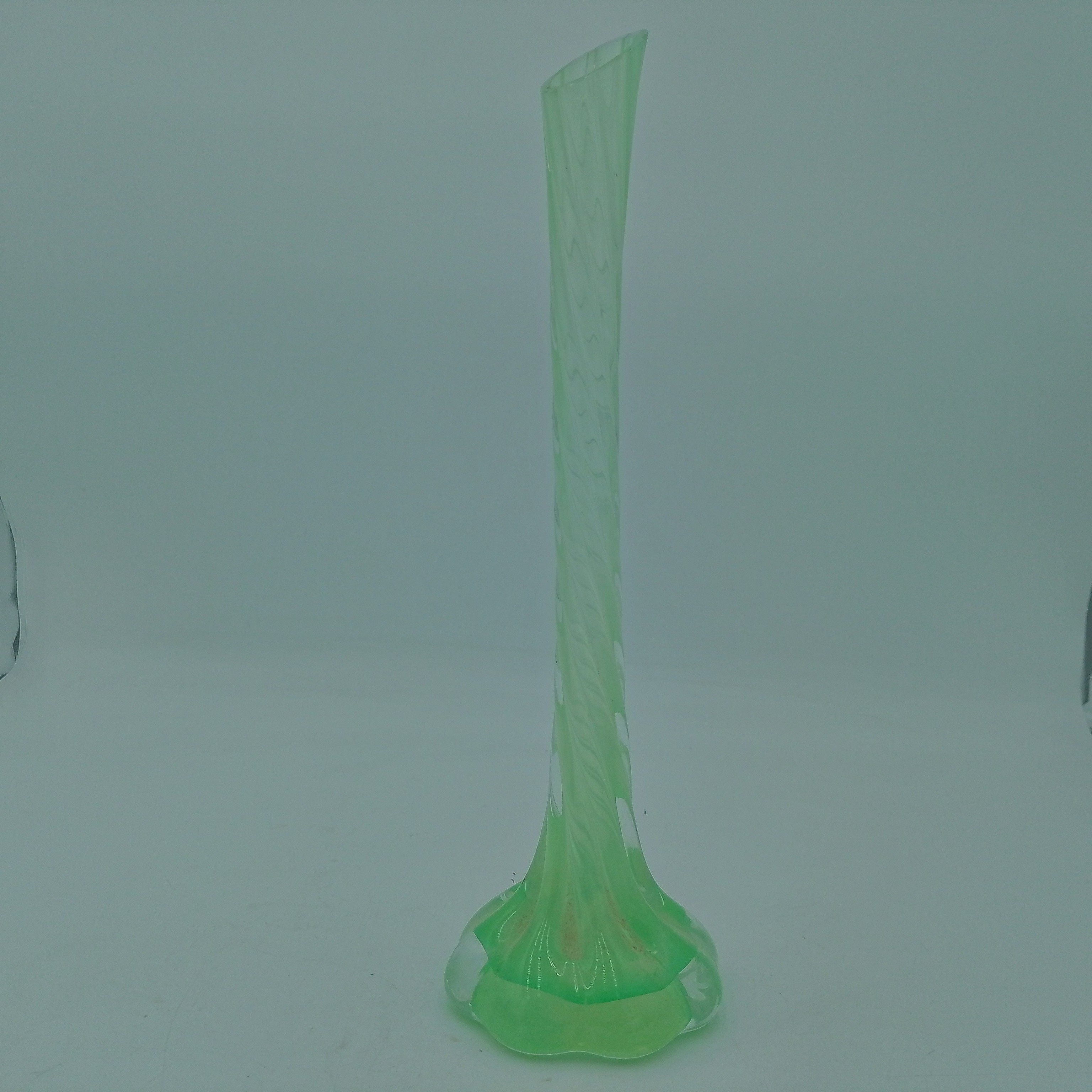Voir photo 2 de Vase soliflore en verre vert Vase soliflore en verre vert État correct reconditionné photo 2