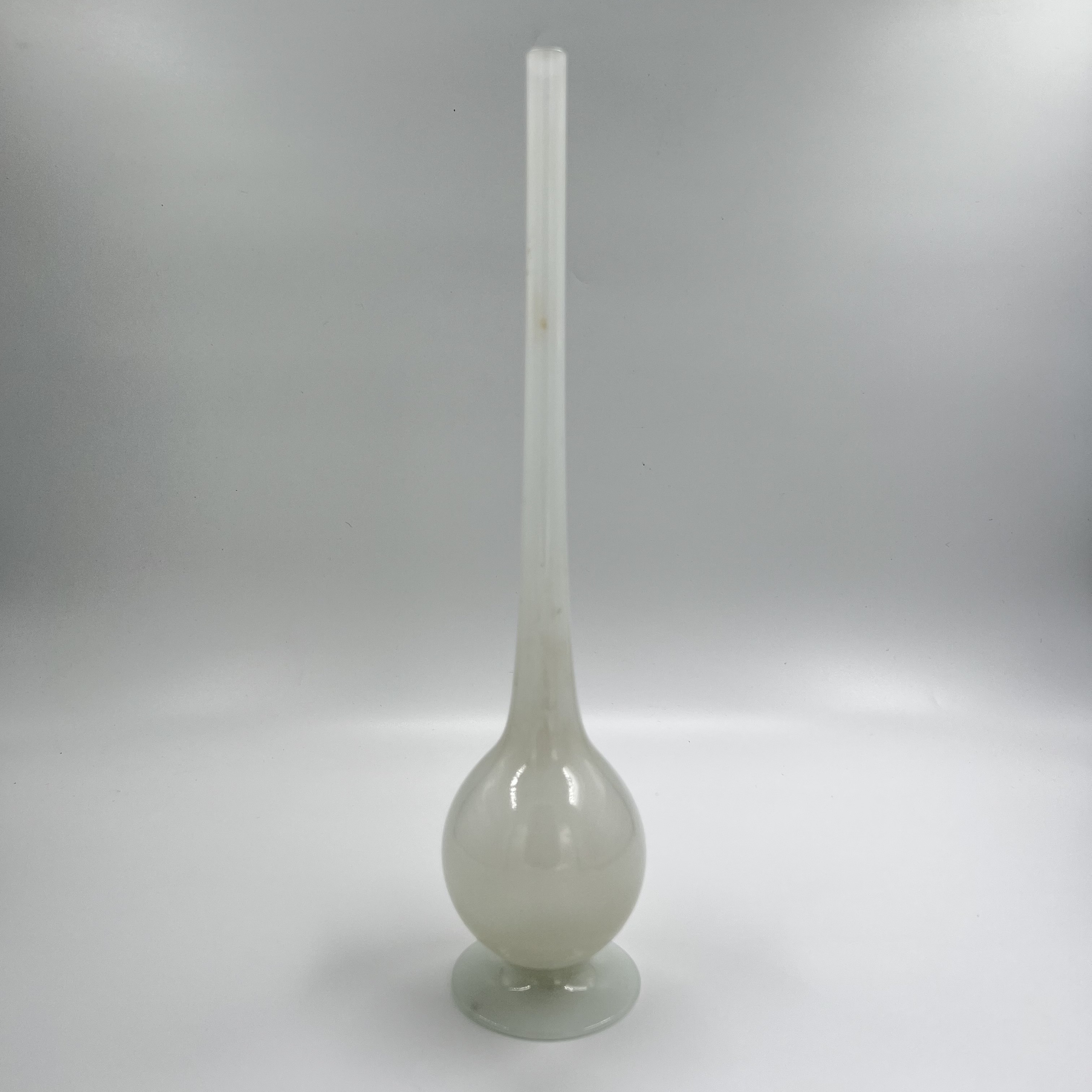 Acheter Vase / soliflore opaline blanche Très bon état - 17,50 € Vase / soliflore opaline blanche Très bon état reconditionné disponible sur Label Emmaüs