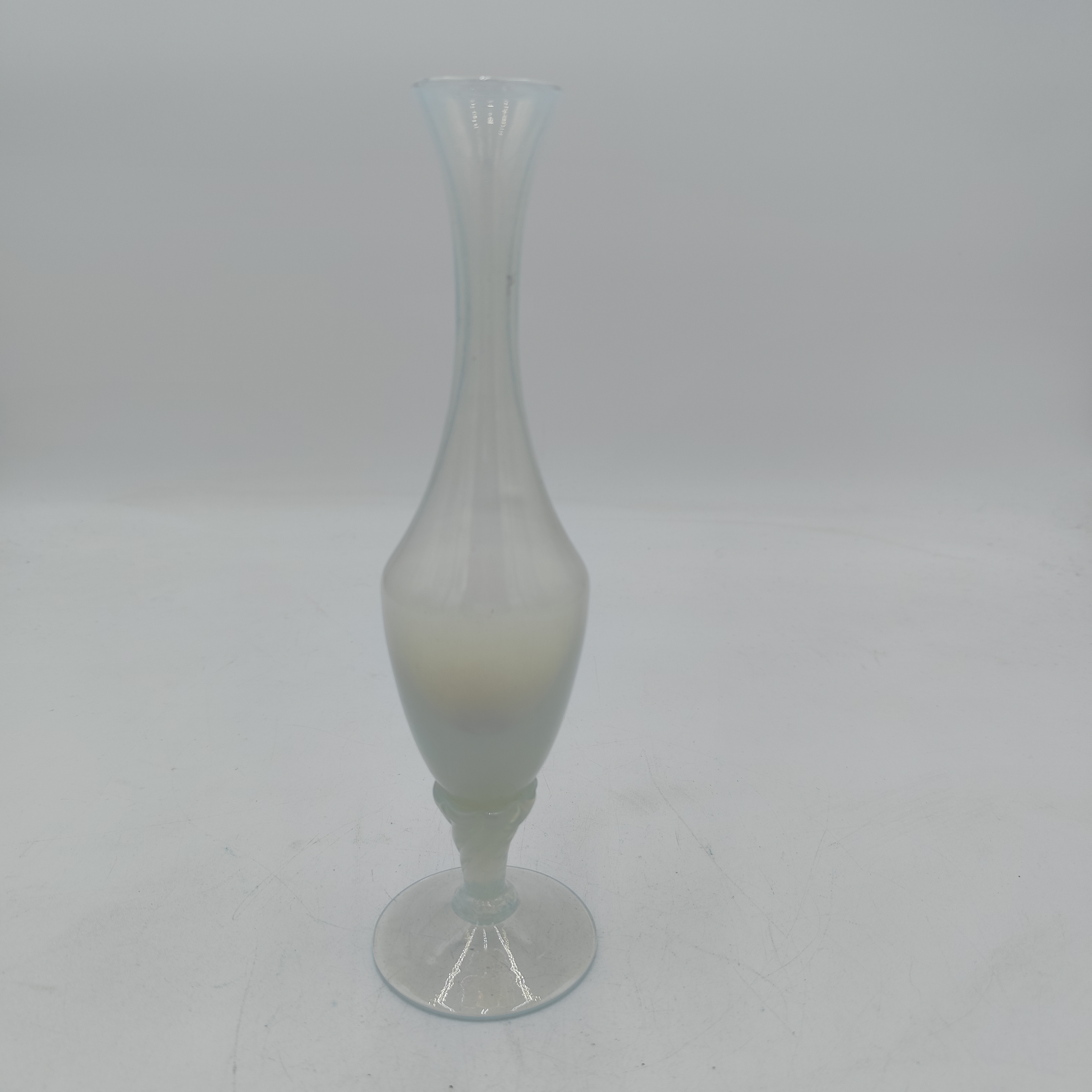Voir photo 2 de Vase soliflore - Opaline bleu Vase soliflore - Opaline bleu Bon état reconditionné photo 2