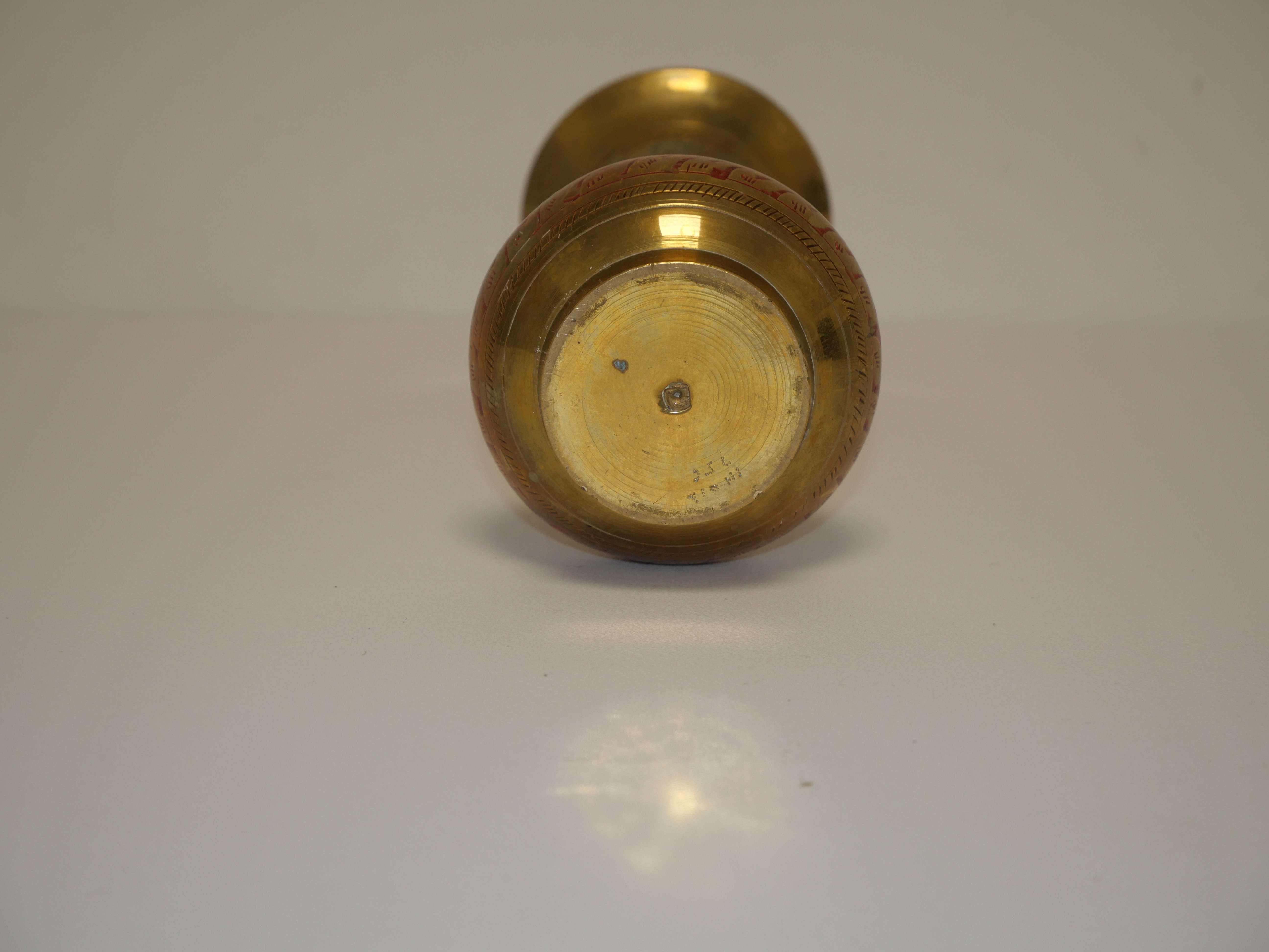 Voir photo 4 de Vase soliflore vintage en laiton gravé Vase soliflore vintage en laiton gravé Très bon état reconditionné photo 4