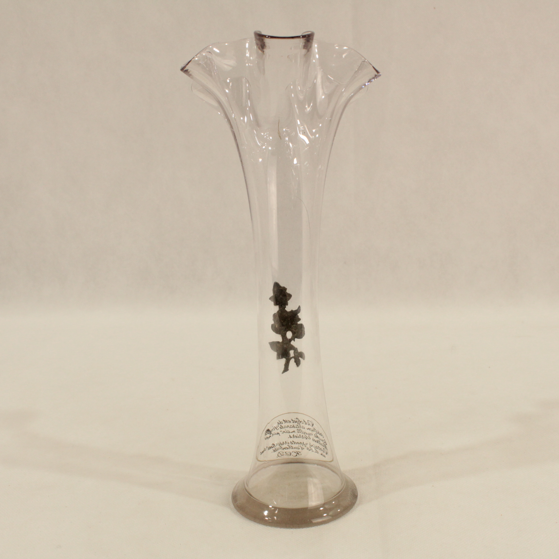 Voir photo 2 de Vase style soliflore avec décor en étain Vase style soliflore avec décor en étain Très bon état reconditionné photo 2