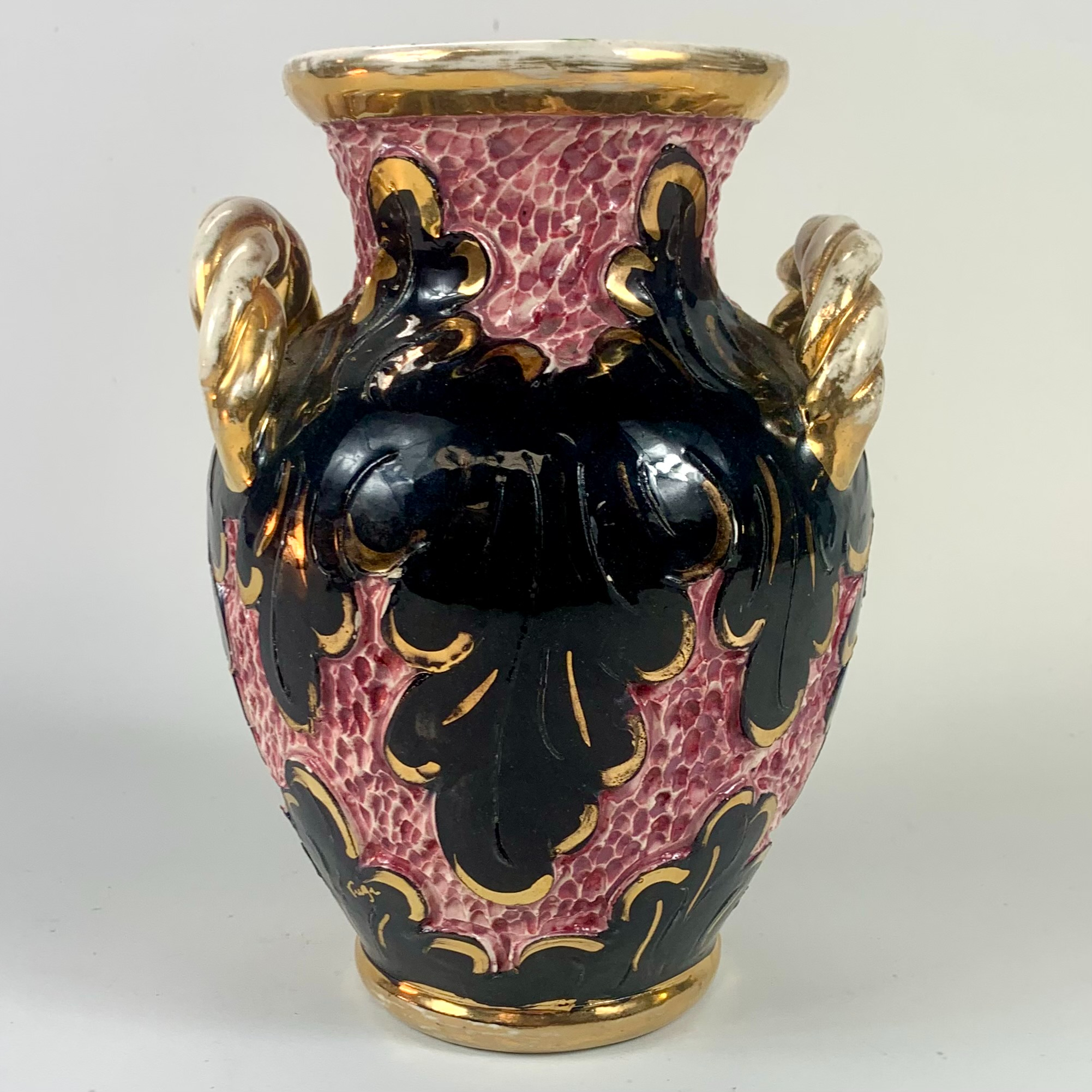 Vase style Vallauris signé Pugi Bon état - 18,00 € Vase style Vallauris signé Pugi Bon état reconditionné disponible sur Label Emmaüs