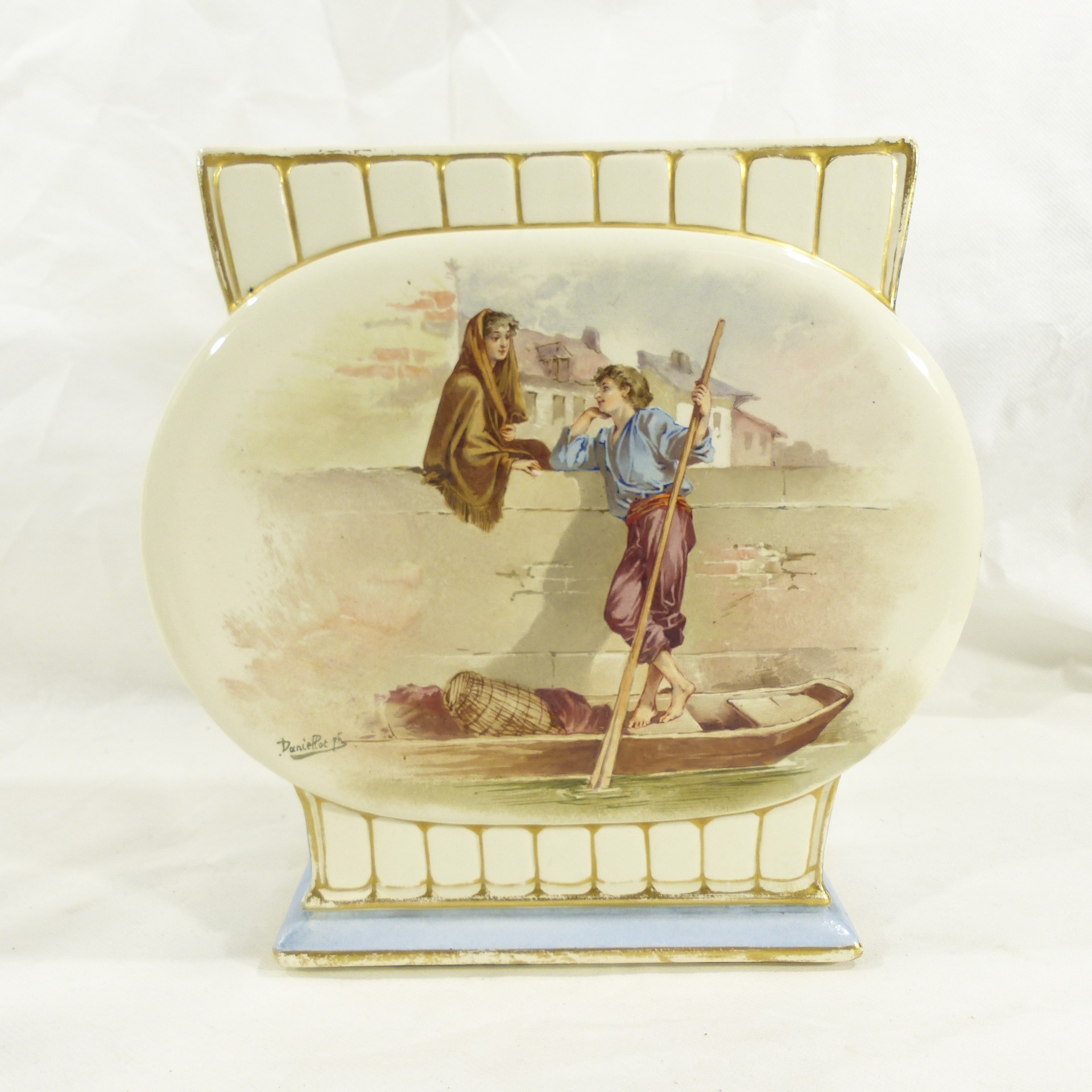 Vase surdécoré à scène romantique - Signé Daniellot pour Hautin et Boulenger & Cie Bon état - 120,00 € Vase surdécoré à scène romantique - Signé Daniellot pour Hautin et Boulenger & Cie Bon état reconditionné disponible sur Label Emmaüs