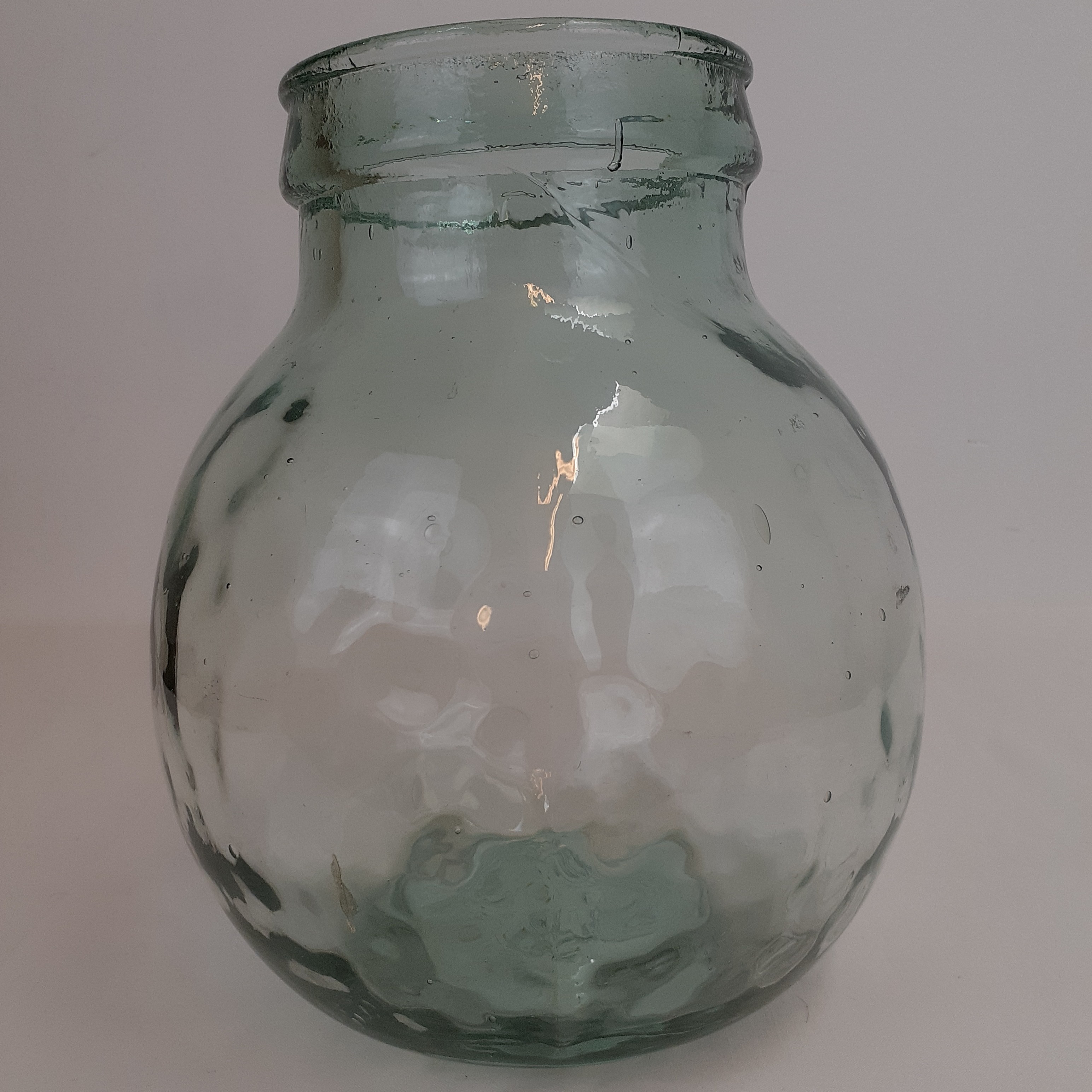 Vase transparent - bonbonne en verre - style vintage Très bon état - 19,20 € Vase transparent - bonbonne en verre - style vintage Très bon état reconditionné disponible sur Label Emmaüs