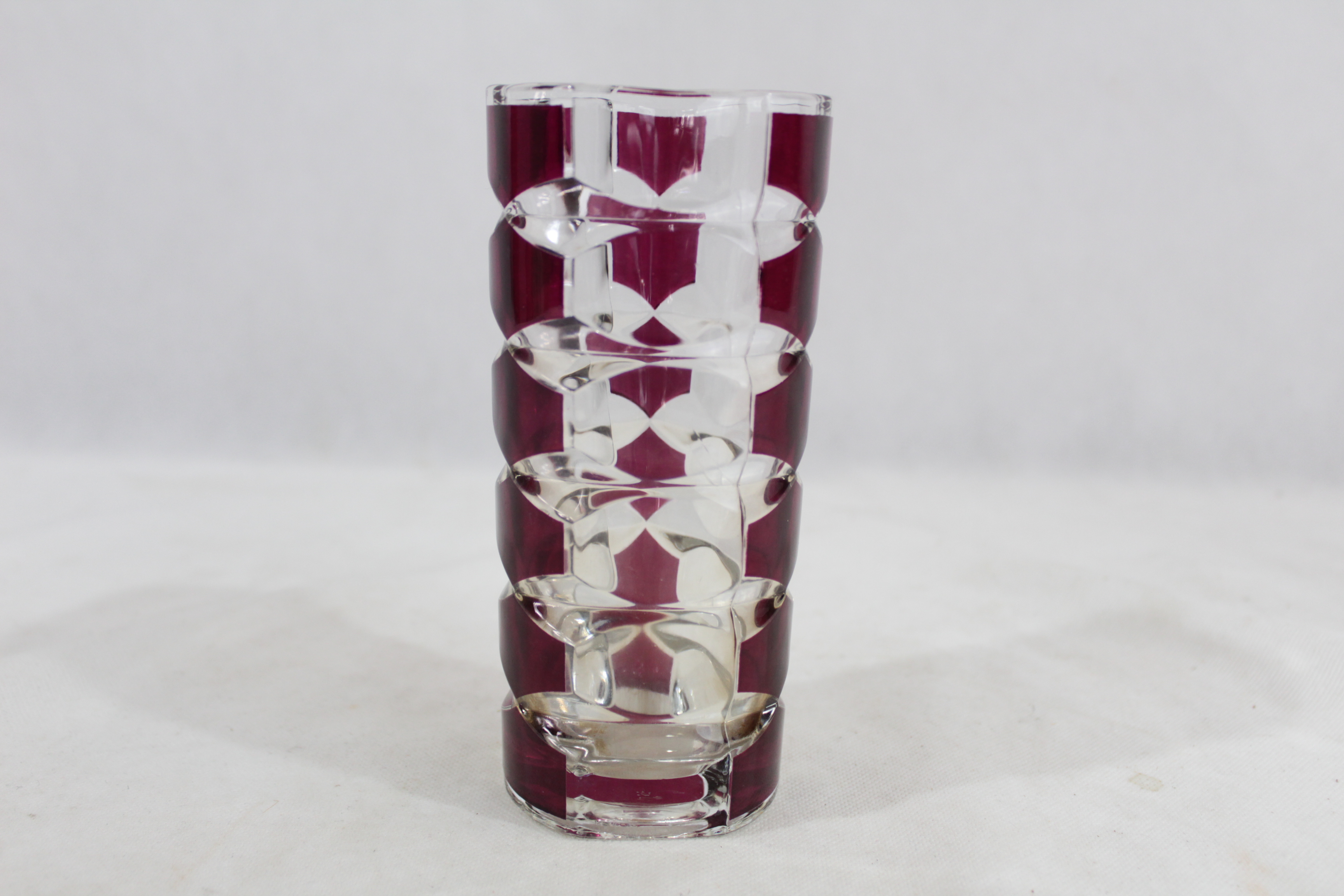 Vase verre moulé rose violet style art déco Très bon état - 20,00 € Vase verre moulé rose violet style art déco Très bon état reconditionné disponible sur Label Emmaüs
