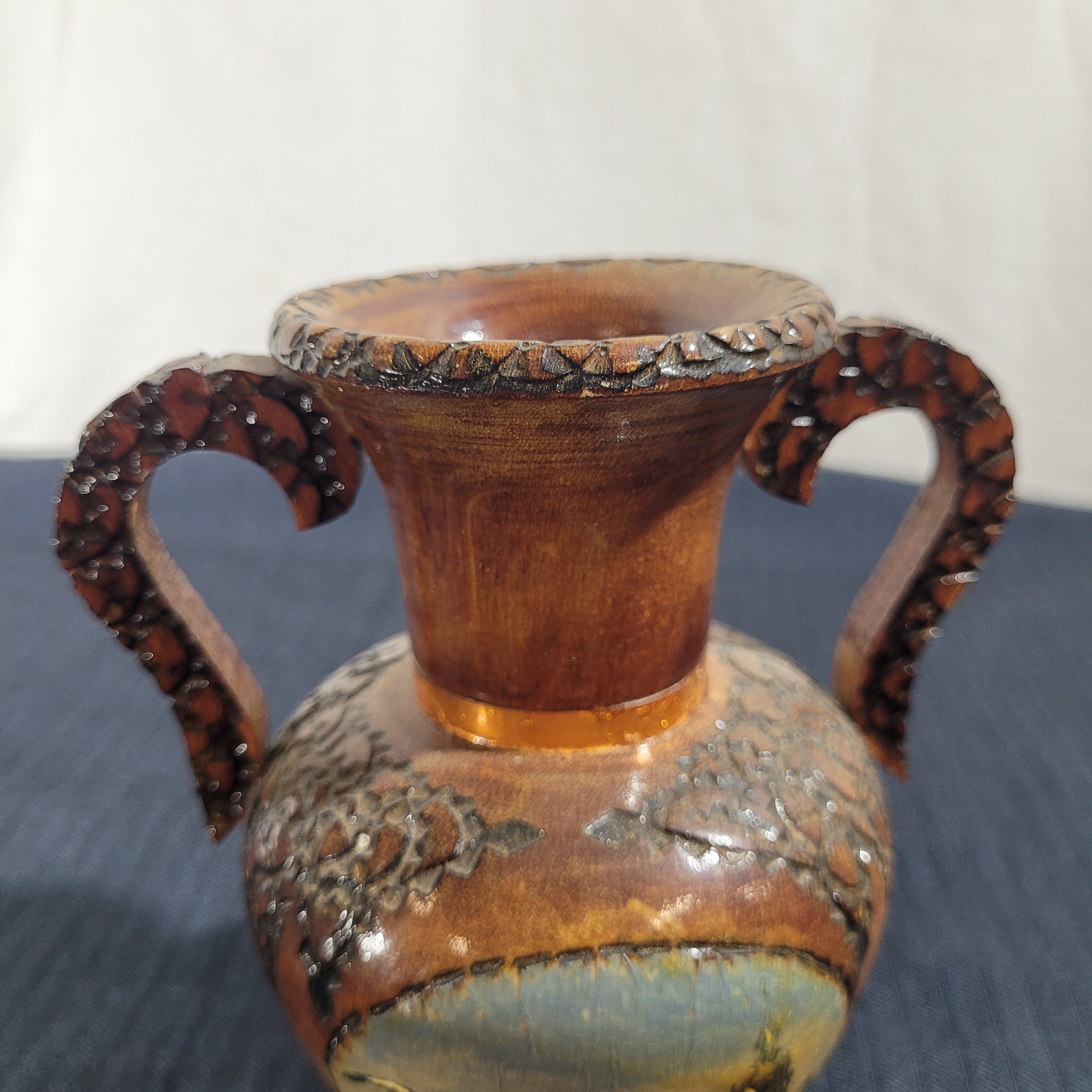 Voir photo 3 de Vase vintage en bois tourné – Décor peint "Colmar" – Artisanat Alsacien Vase vintage en bois tourné – Décor peint "Colmar" – Artisanat Alsacien Très bon état reconditionné photo 3