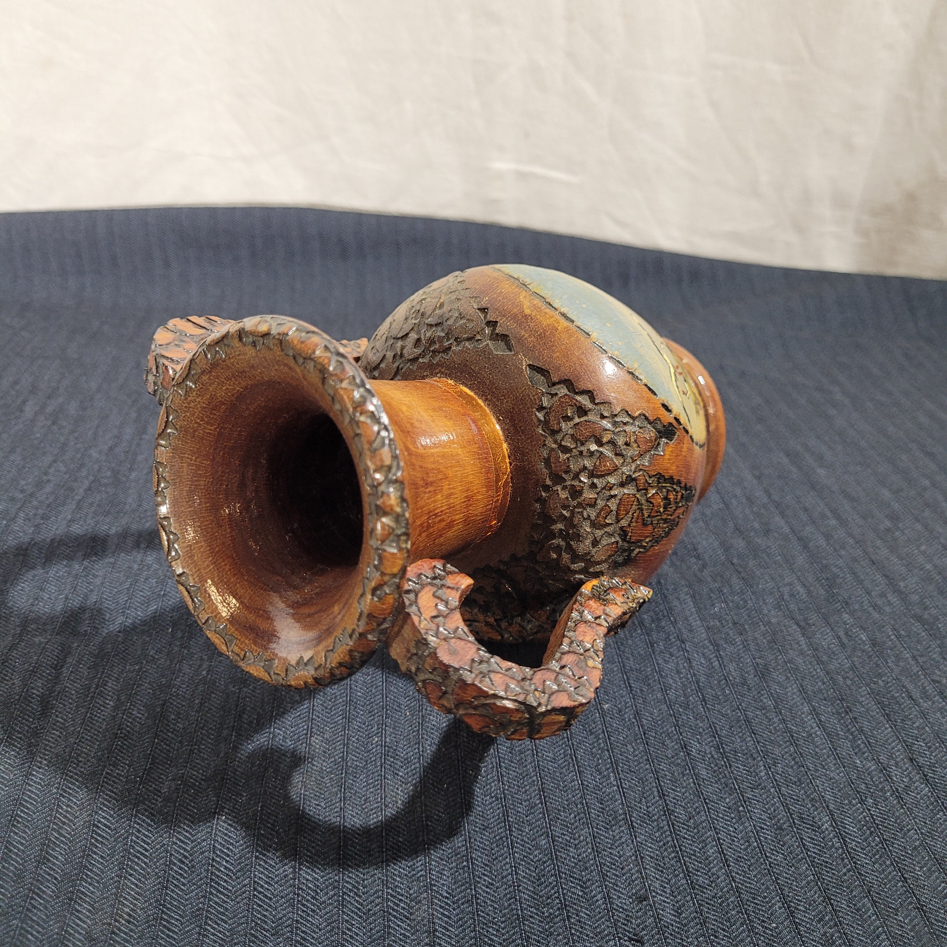 Voir photo 4 de Vase vintage en bois tourné – Décor peint "Colmar" – Artisanat Alsacien Vase vintage en bois tourné – Décor peint "Colmar" – Artisanat Alsacien Très bon état reconditionné photo 4