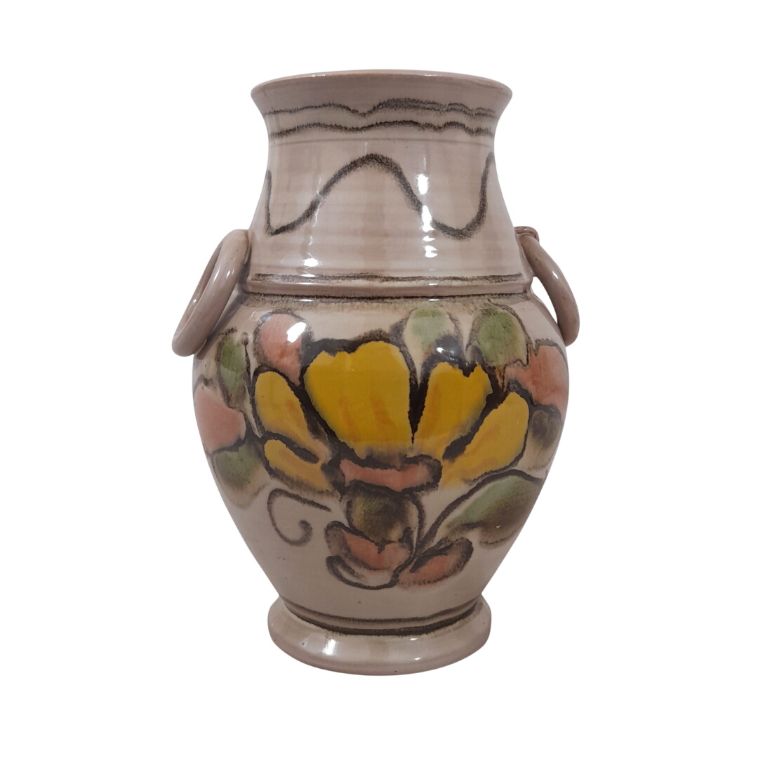 Vase Vintage en Céramique Artisanale à Anneaux – Décor Floral Fait Main Très bon état - 12,00 € Vase Vintage en Céramique Artisanale à Anneaux – Décor Floral Fait Main Très bon état reconditionné disponible sur Label Emmaüs