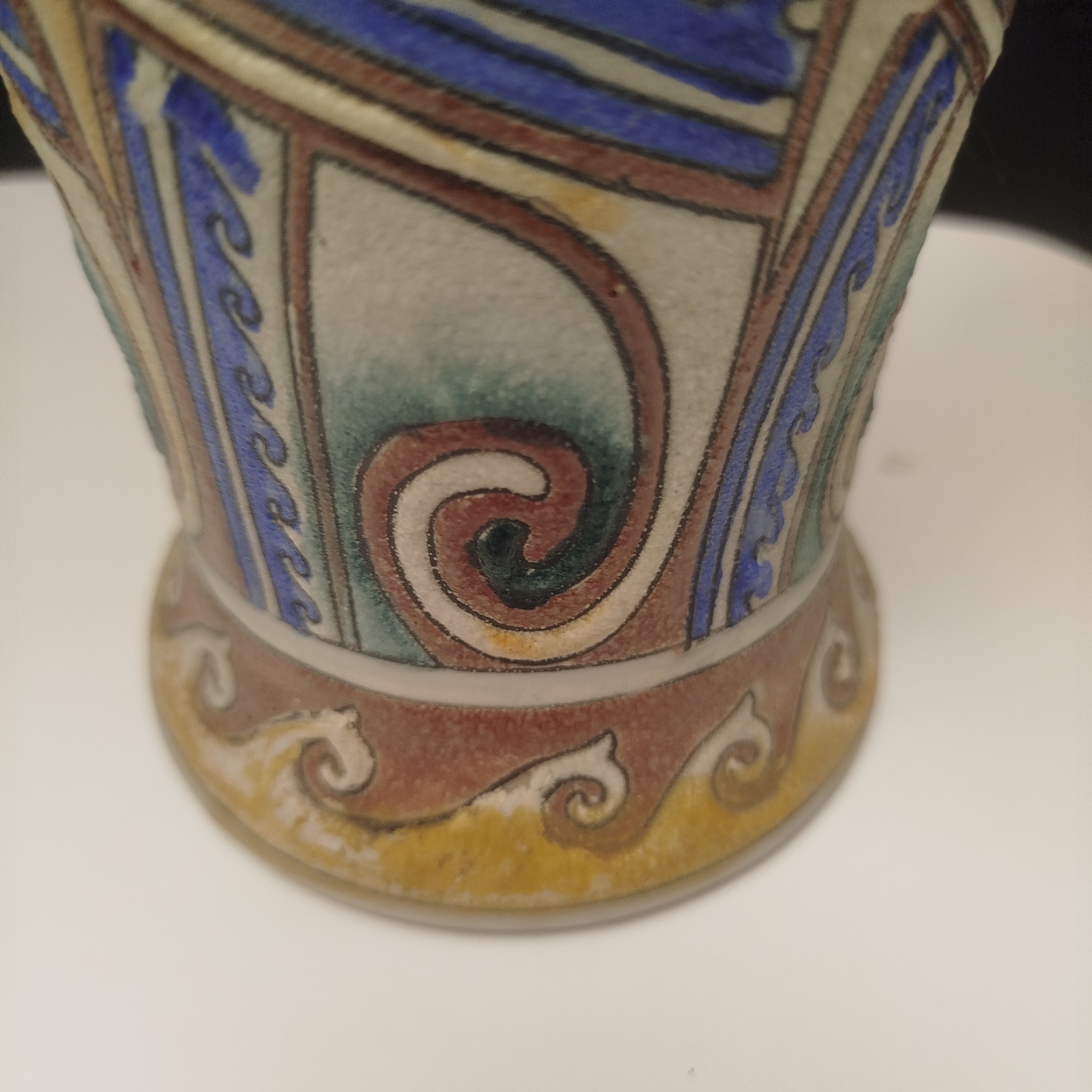 Voir photo 2 de Vase vintage en céramique émaillée décor géométrique polychrome fait main 27 cm Vase vintage en céramique émaillée décor géométrique polychrome fait main 27 cm Très bon état reconditionné photo 2
