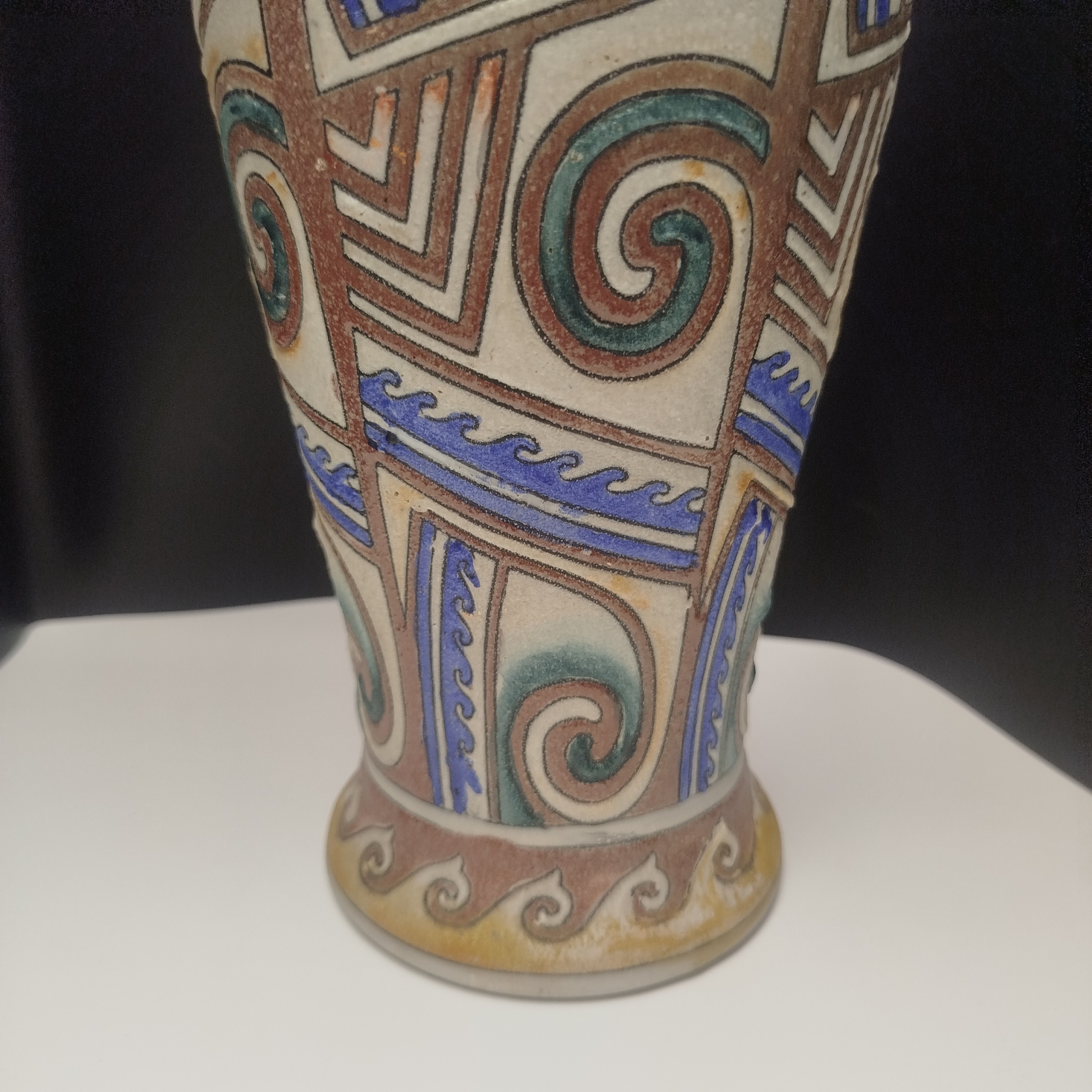 Voir photo 3 de Vase vintage en céramique émaillée décor géométrique polychrome fait main 27 cm Vase vintage en céramique émaillée décor géométrique polychrome fait main 27 cm Très bon état reconditionné photo 3