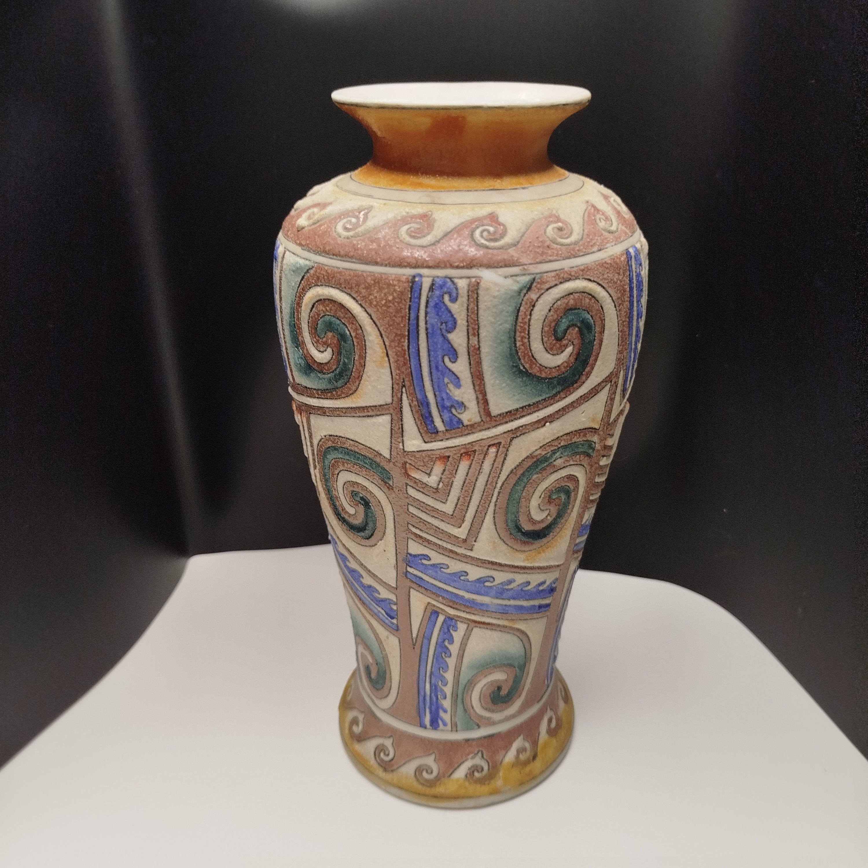 Voir photo 6 de Vase vintage en céramique émaillée décor géométrique polychrome fait main 27 cm Vase vintage en céramique émaillée décor géométrique polychrome fait main 27 cm Très bon état reconditionné photo 6