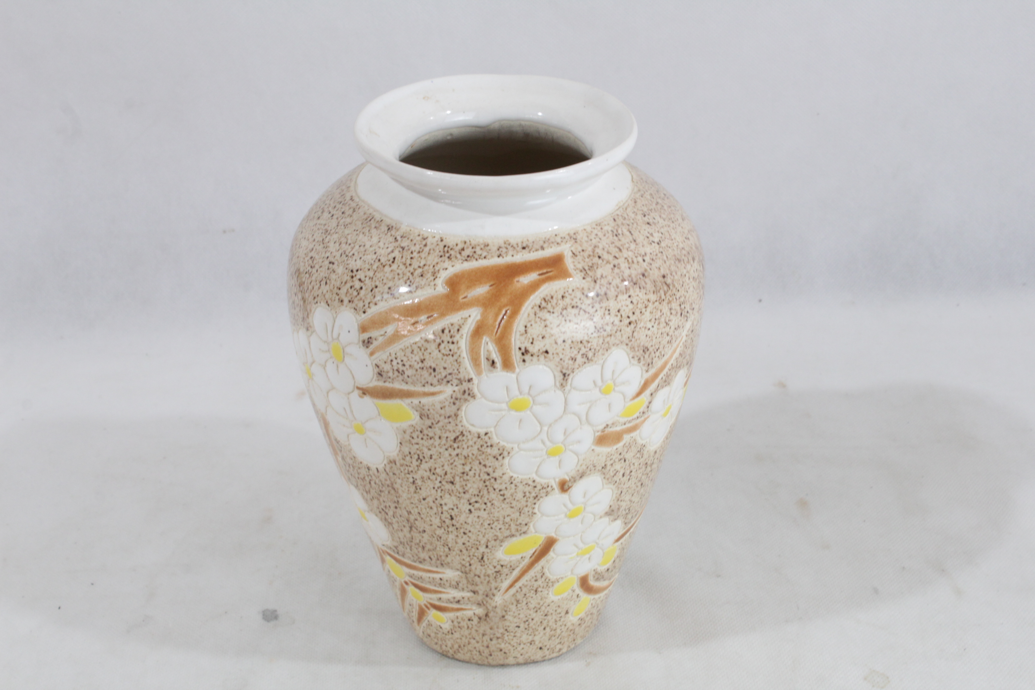 Vase vintage en céramique Très bon état - 25,00 € Vase vintage en céramique Très bon état reconditionné disponible sur Label Emmaüs