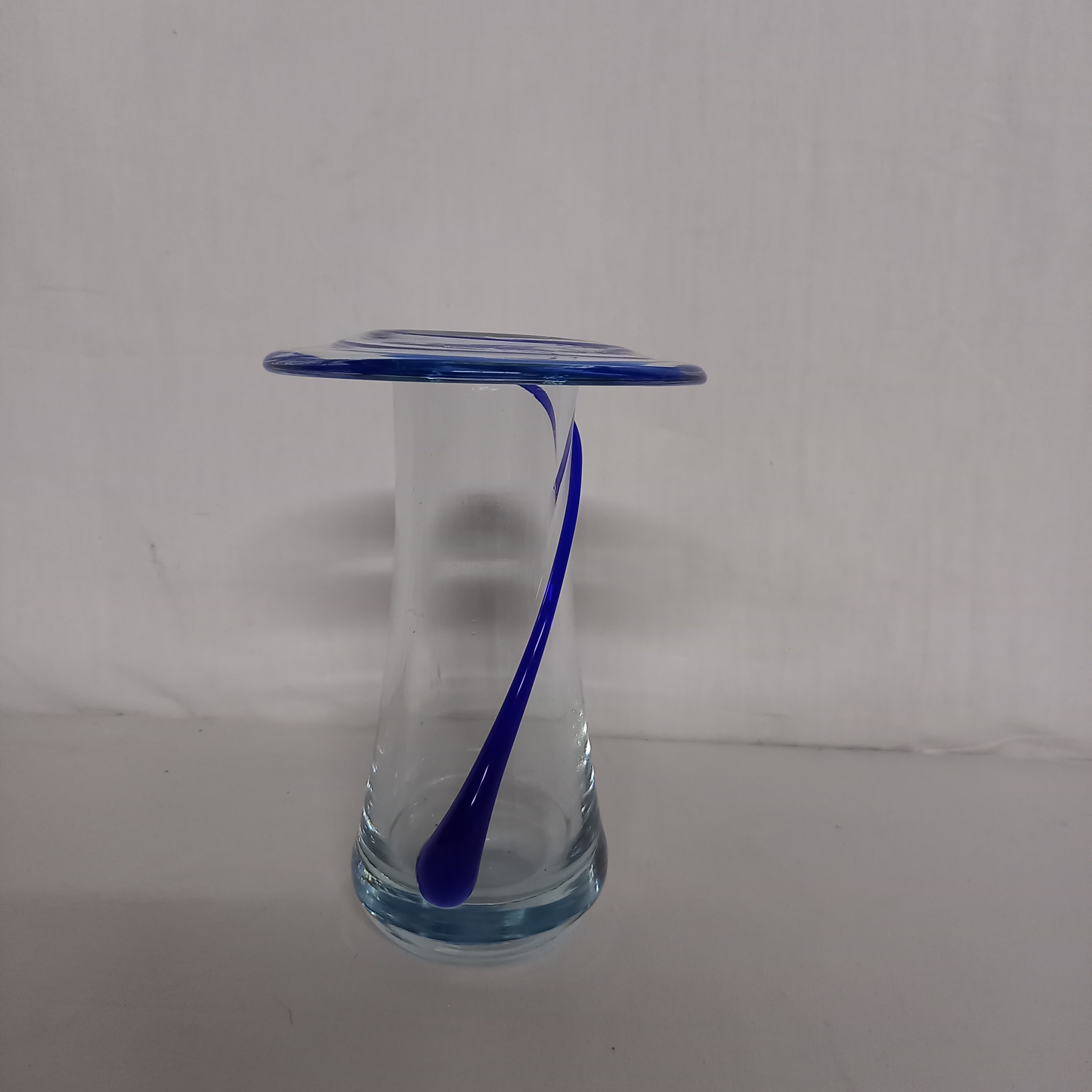 Voir photo 2 de Vase vintage en verre soufflé . Style Murano avec bande bleu cobalt. Vase vintage en verre soufflé . Style Murano avec bande bleu cobalt. Bon état reconditionné photo 2