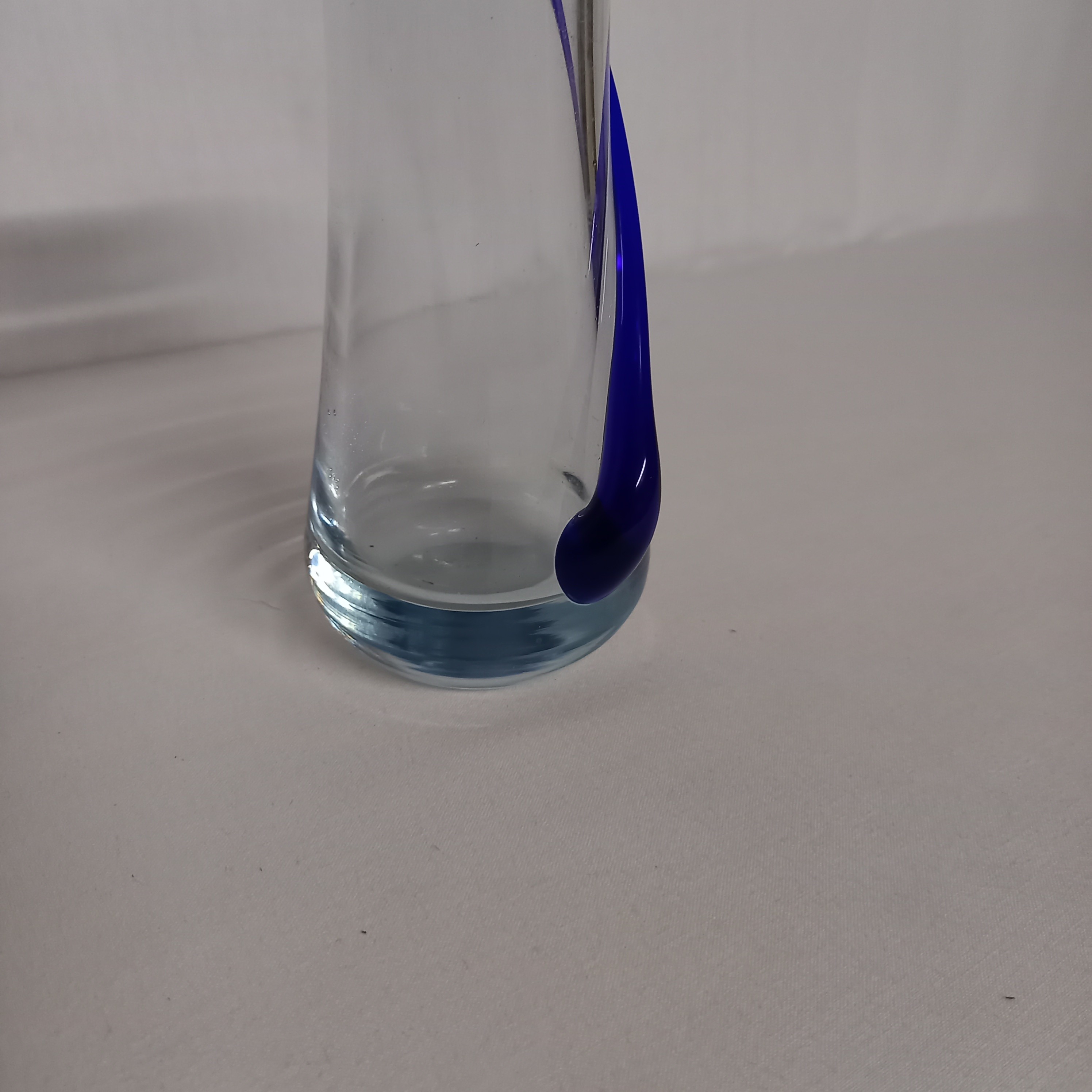 Voir photo 3 de Vase vintage en verre soufflé . Style Murano avec bande bleu cobalt. Vase vintage en verre soufflé . Style Murano avec bande bleu cobalt. Bon état reconditionné photo 3