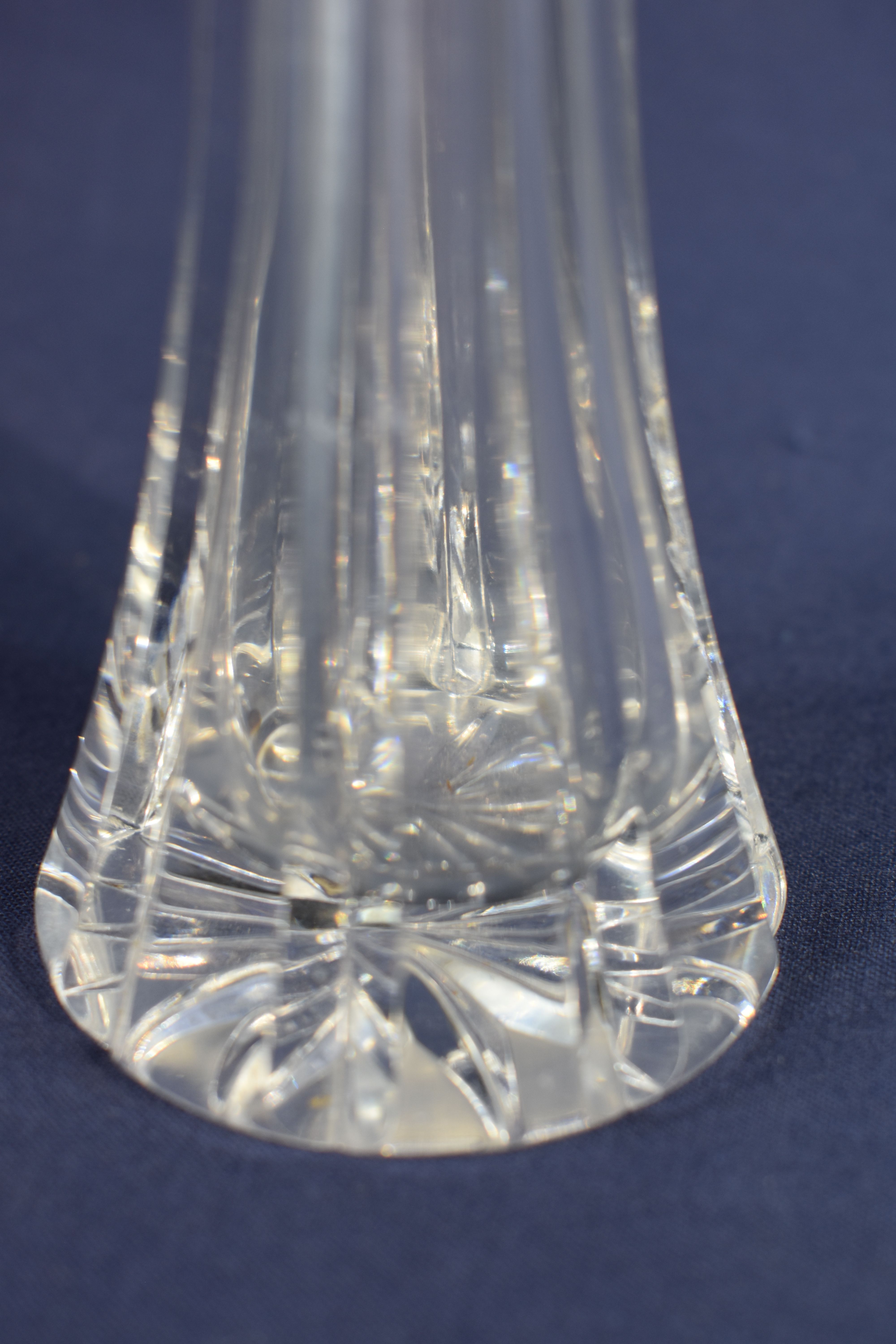 Voir photo 2 de Vase " vintage " en verre taillé collection J. Blazek Bohème, hauteur 20 cm. Vase " vintage " en verre taillé collection J. Blazek Bohème, hauteur 20 cm. Bon état reconditionné photo 2