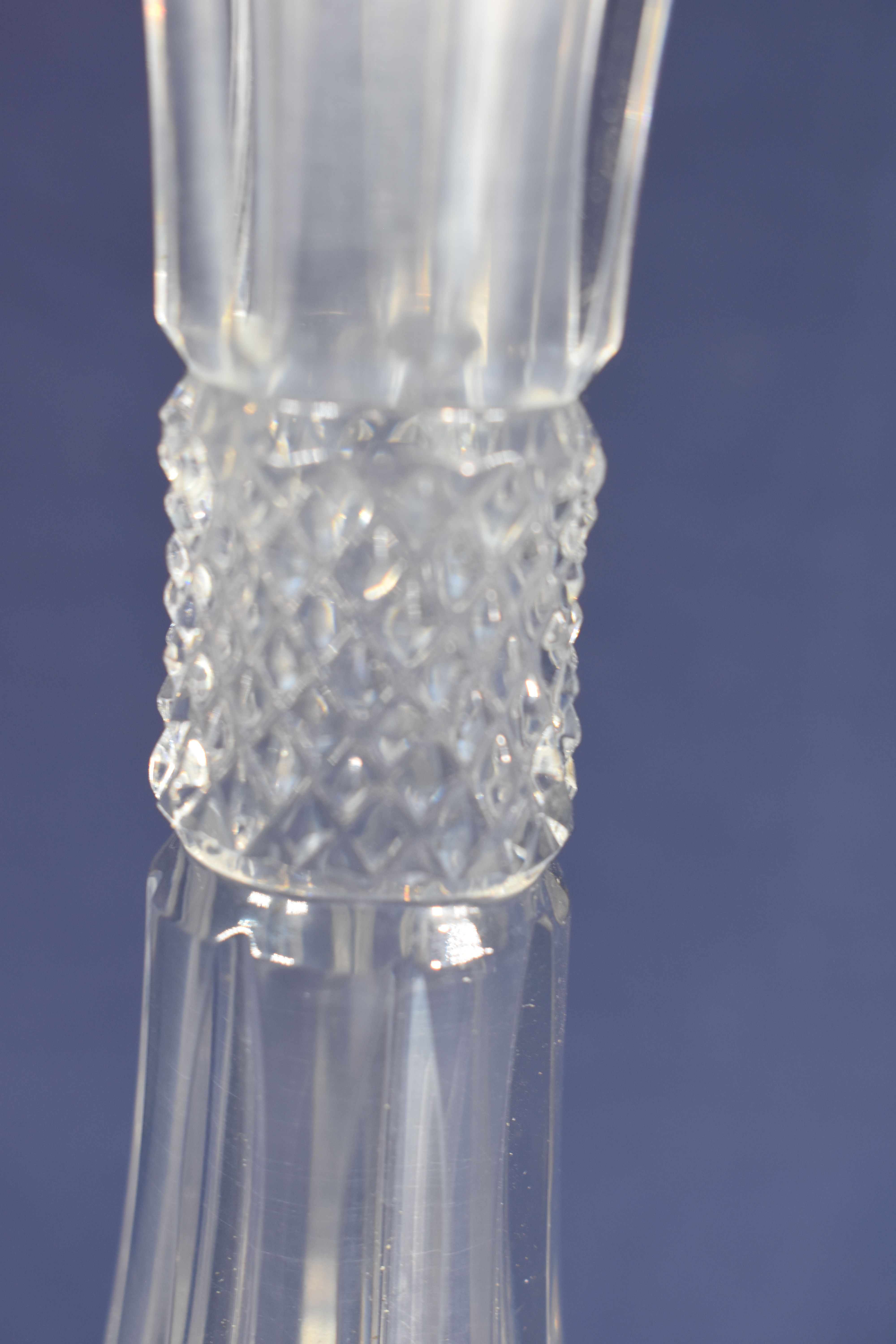 Voir photo 4 de Vase " vintage " en verre taillé collection J. Blazek Bohème, hauteur 20 cm. Vase " vintage " en verre taillé collection J. Blazek Bohème, hauteur 20 cm. Bon état reconditionné photo 4