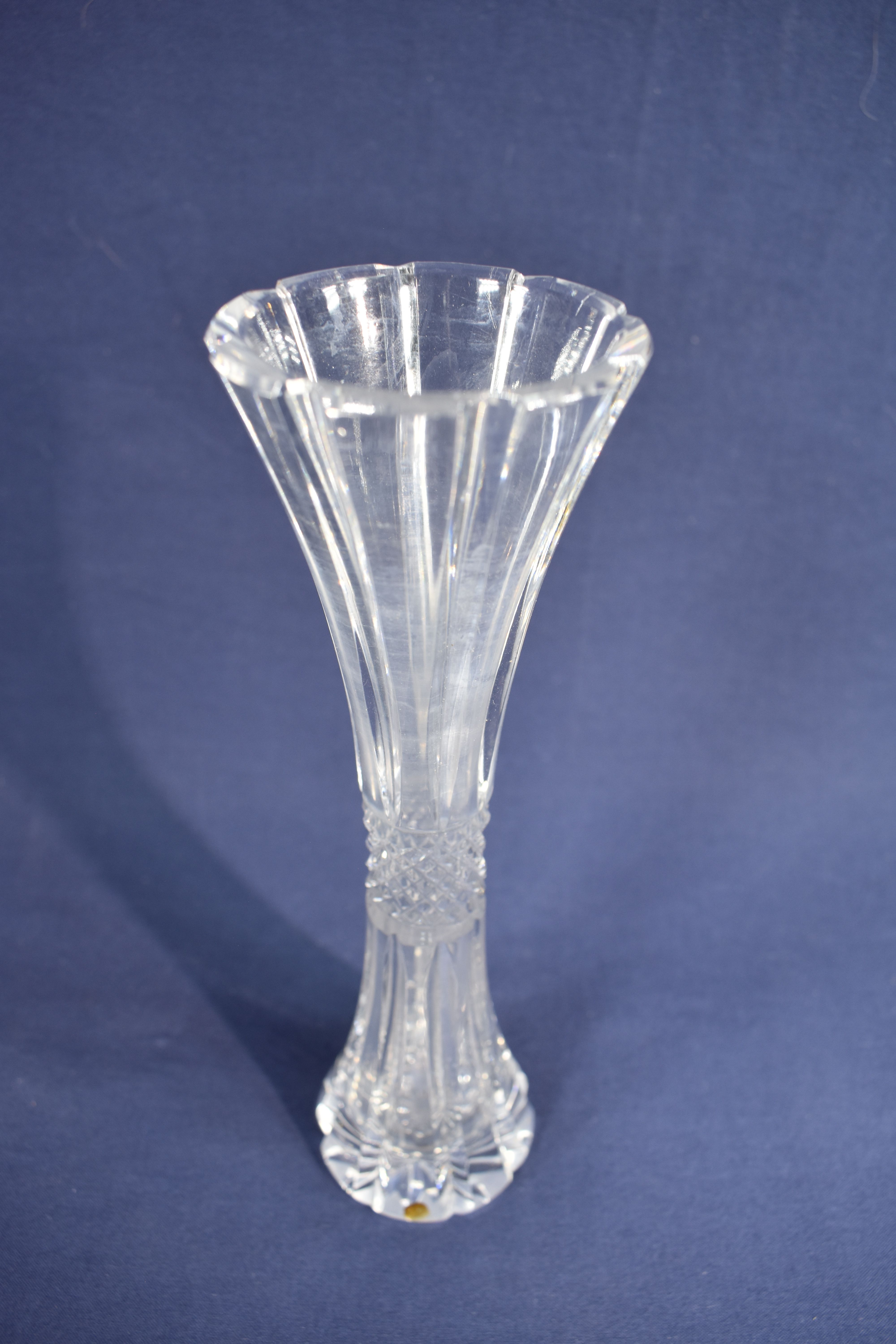 Voir photo 5 de Vase " vintage " en verre taillé collection J. Blazek Bohème, hauteur 20 cm. Vase " vintage " en verre taillé collection J. Blazek Bohème, hauteur 20 cm. Bon état reconditionné photo 5