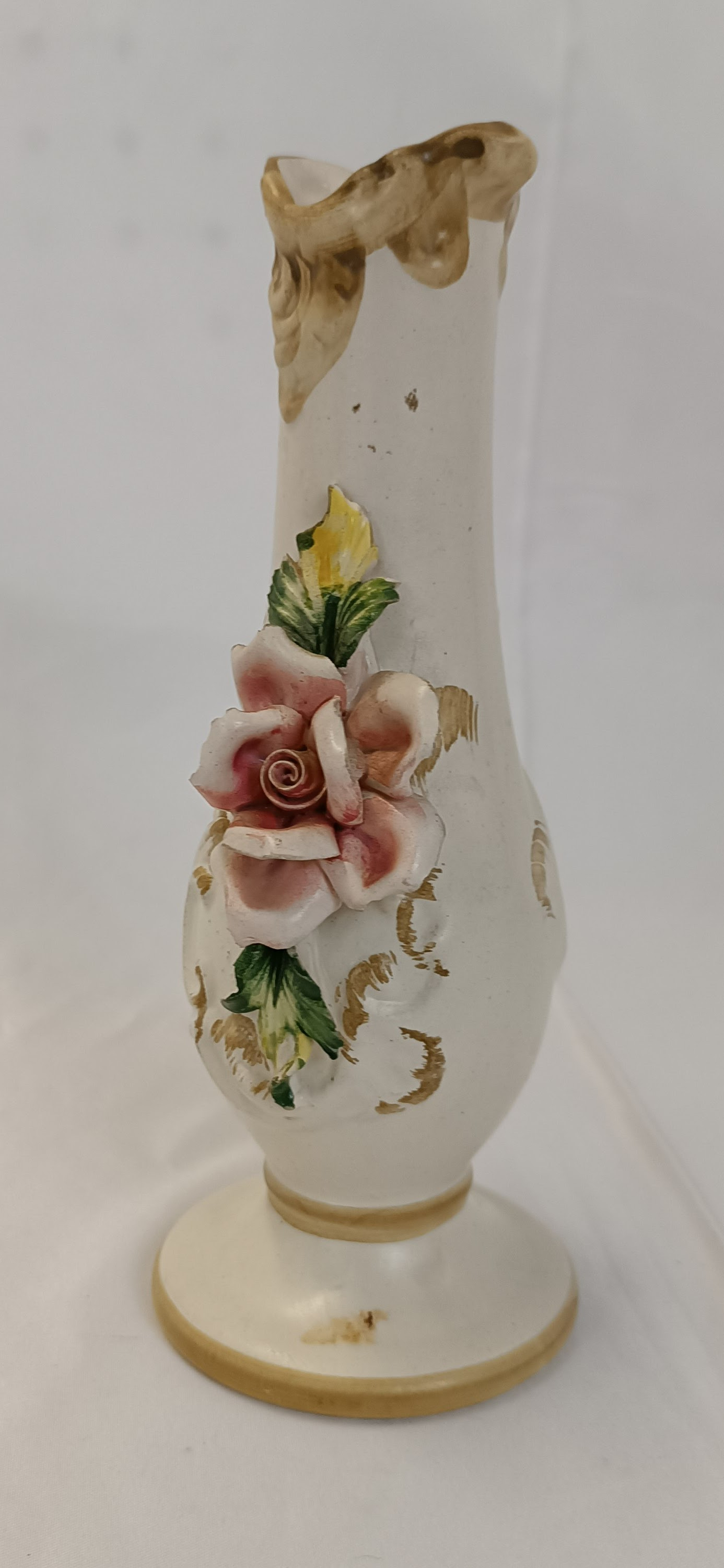 Acheter Vase vintage italien à barbotine, signé Capo di Monte État correct - 10,80 € Vase vintage italien à barbotine, signé Capo di Monte État correct reconditionné disponible sur Label Emmaüs