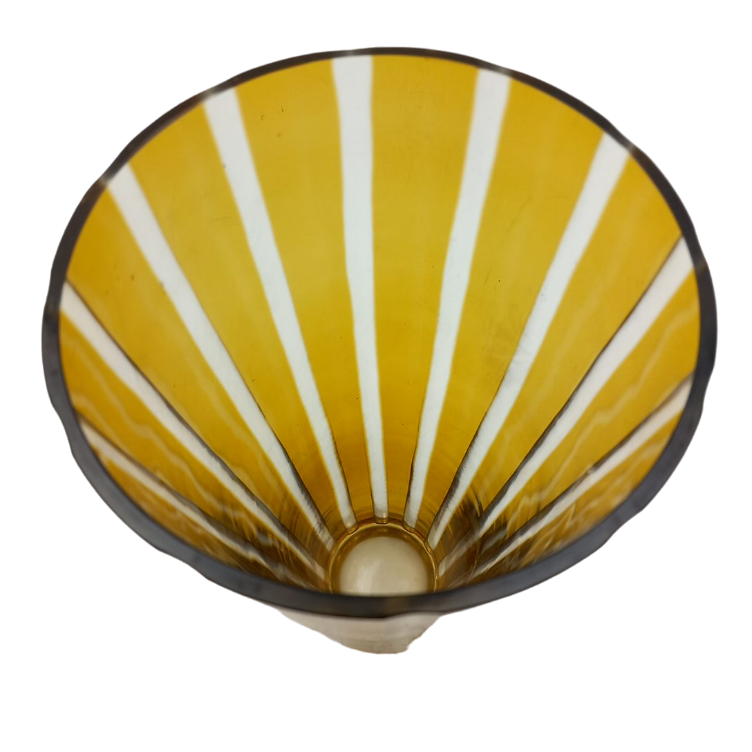 Vase Vintage nervuré en verre coloré brun jaune soufflé bouche État correct - 20,00 € Vase Vintage nervuré en verre coloré brun jaune soufflé bouche État correct reconditionné disponible sur Label Emmaüs
