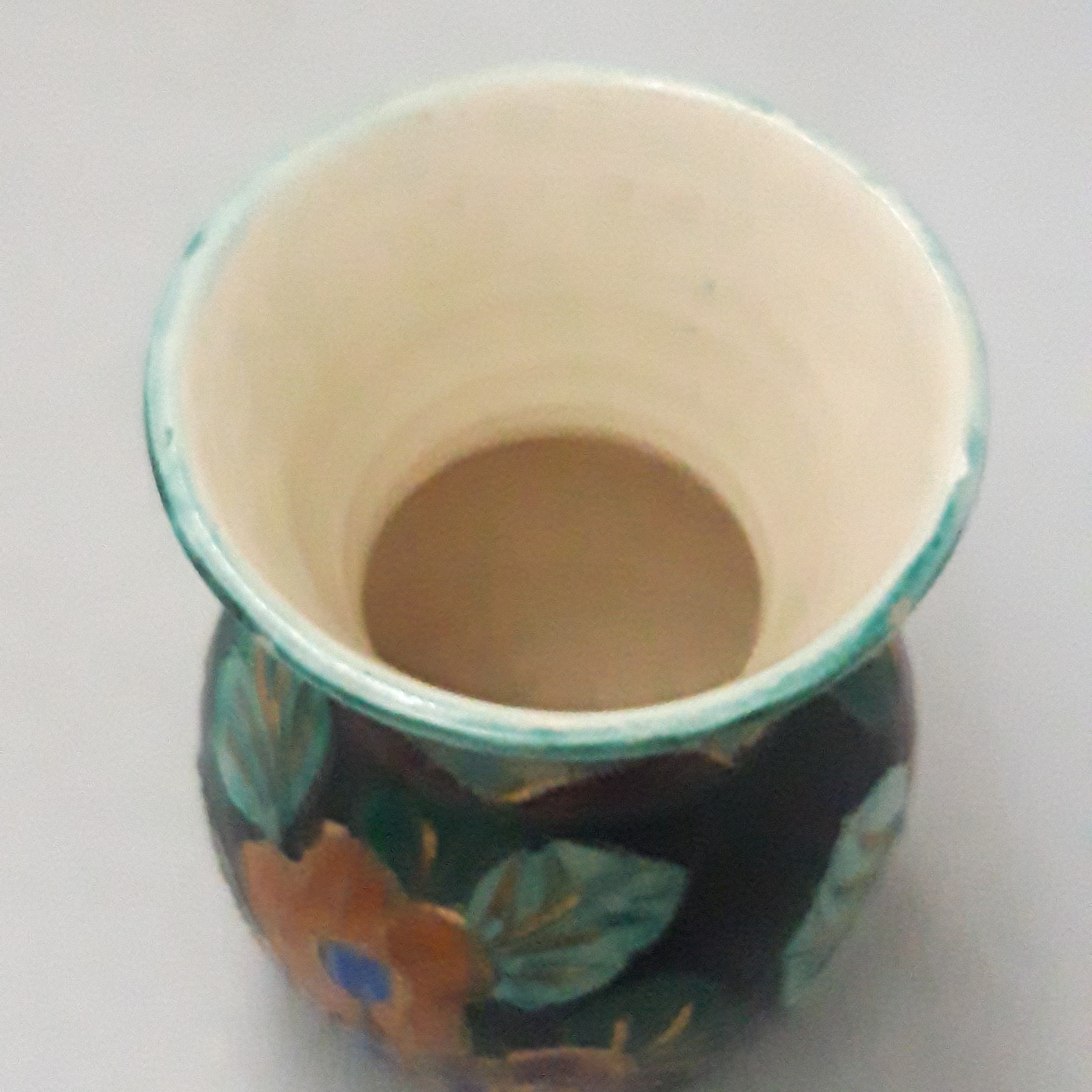Voir photo 3 de Vase vintage Vallauris peint à la main – Décor floral coloré Vase vintage Vallauris peint à la main – Décor floral coloré Bon état reconditionné photo 3