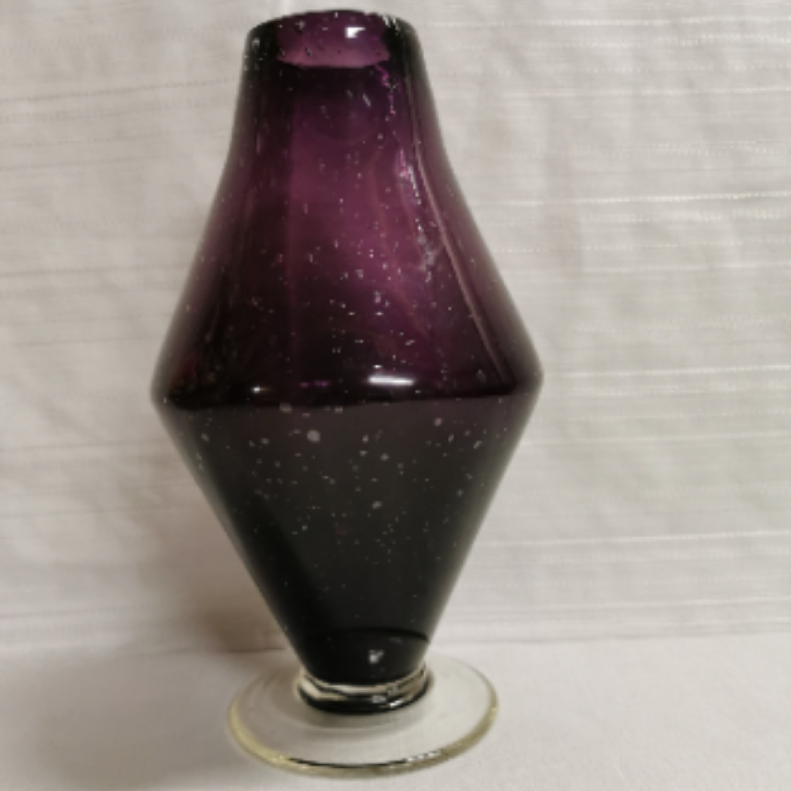 Voir photo 2 de Vase violet en verre soufflé Vase violet en verre soufflé Bon état reconditionné photo 2