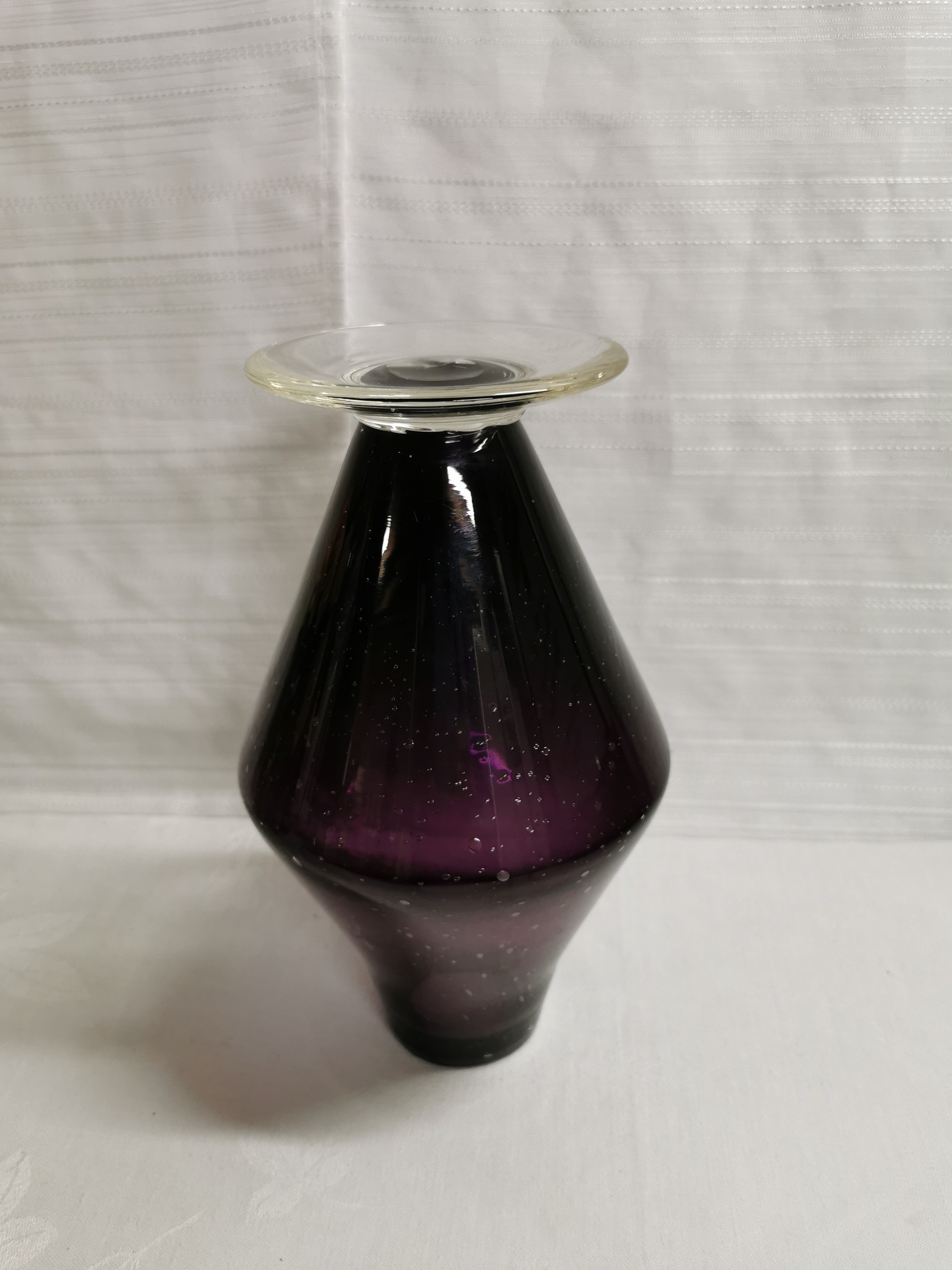 Voir photo 3 de Vase violet en verre soufflé Vase violet en verre soufflé Bon état reconditionné photo 3