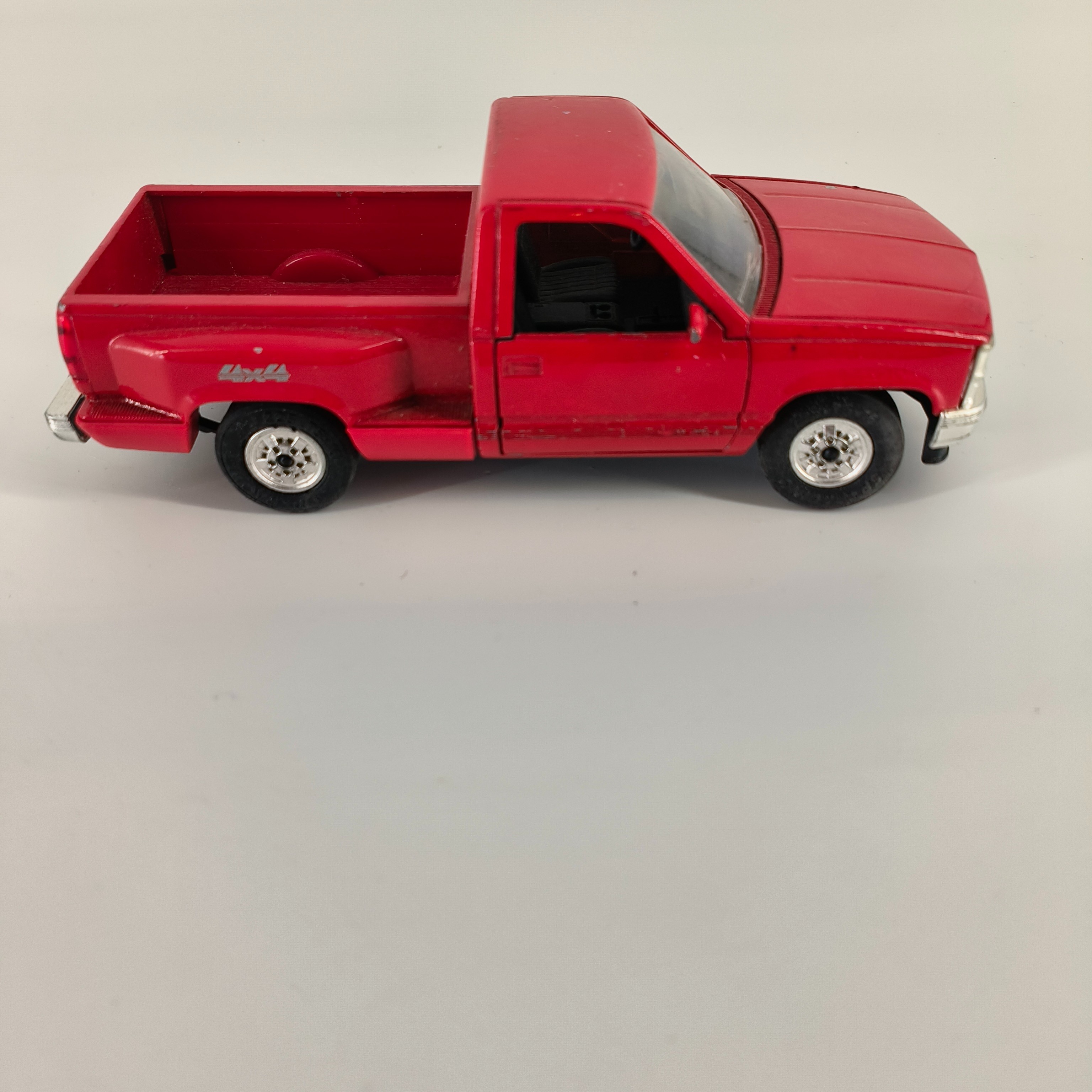 Voir photo 3 de Véhicule miniature-Chevrolet silverado sport side-Majorette-1/25- à partir de 12 ans Véhicule miniature-Chevrolet silverado sport side-Majorette-1/25- à partir de 12 ans Bon état reconditionné photo 3