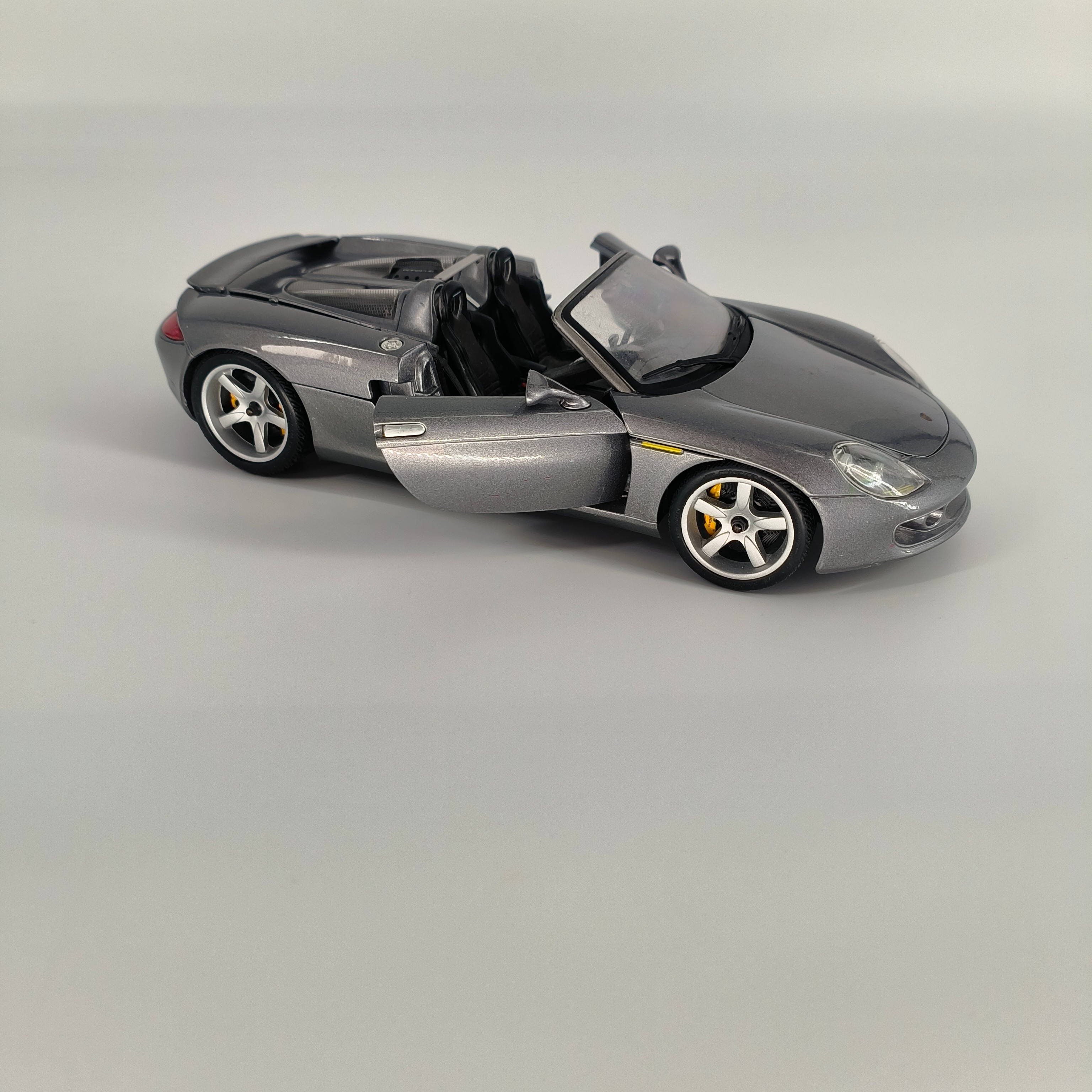 Voir photo 2 de Véhicule-Porsche Carrera GT1/18-Maisto-collector Véhicule-Porsche Carrera GT1/18-Maisto-collector Bon état reconditionné photo 2