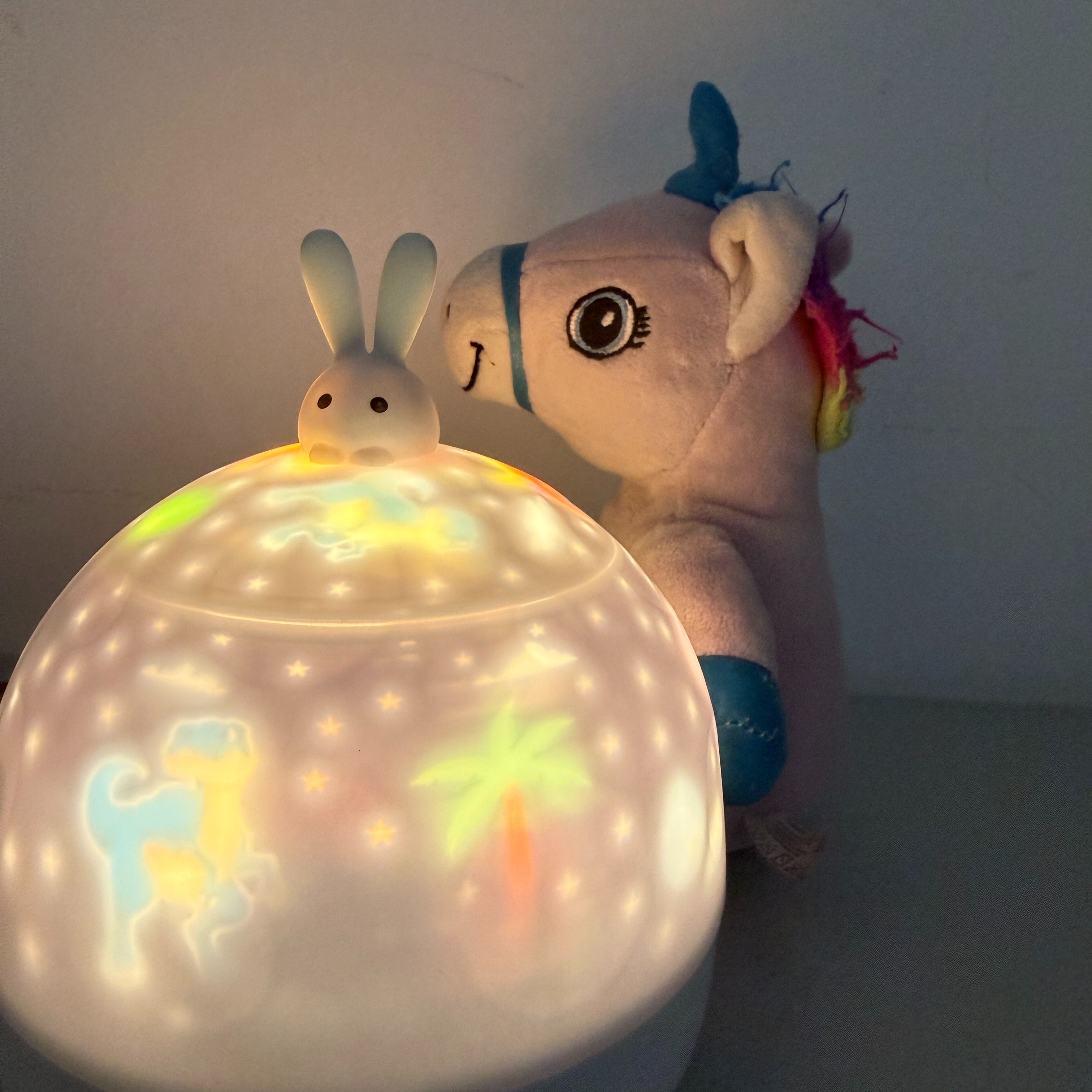 Voir photo 3 de Veilleuse (6 modes d'éclairage) + peluche licorne et 3 livres pour enfants + offerts un cadeau surprise Veilleuse (6 modes d'éclairage) + peluche licorne et 3 livres pour enfants + offerts un cadeau surprise Bon état reconditionné photo 3