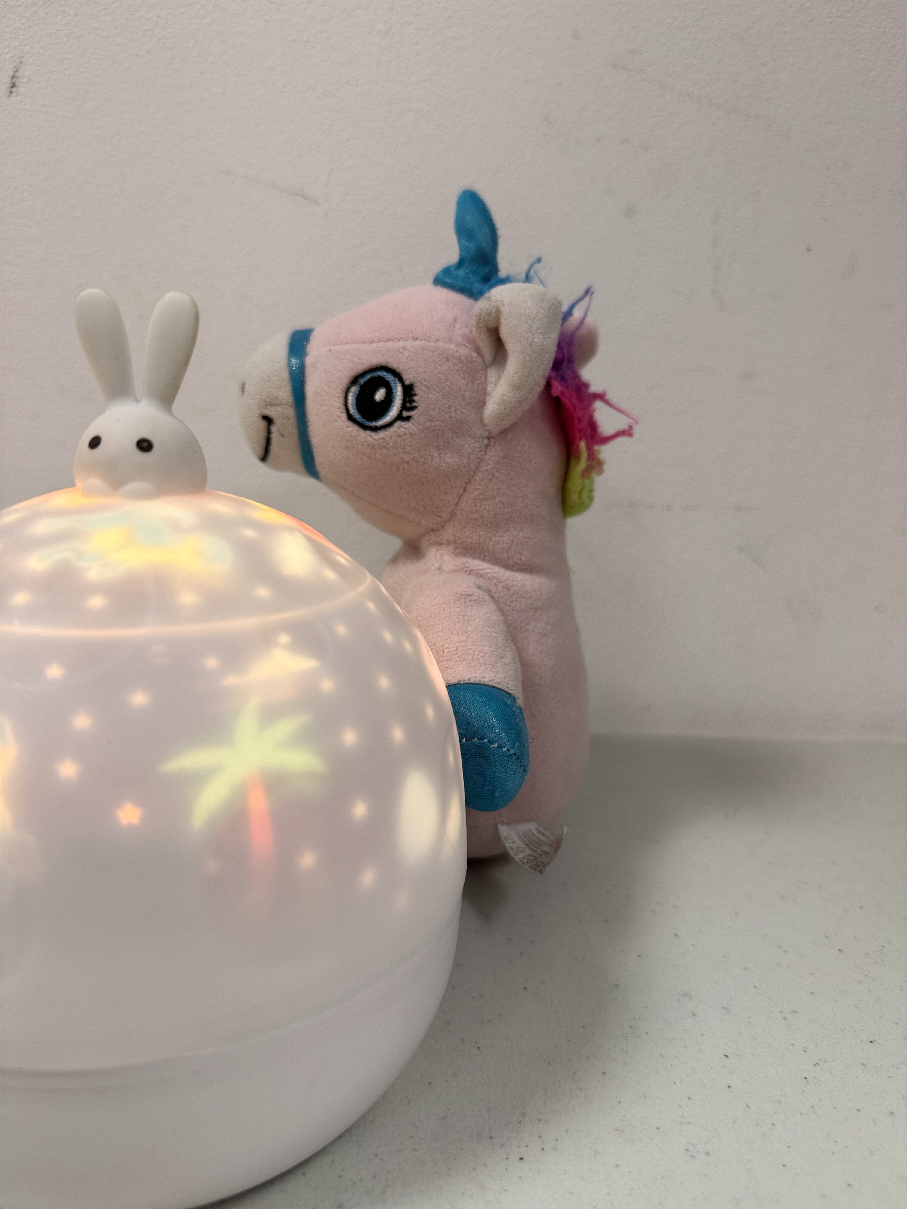 Voir photo 4 de Veilleuse (6 modes d'éclairage) + peluche licorne et 3 livres pour enfants + offerts un cadeau surprise Veilleuse (6 modes d'éclairage) + peluche licorne et 3 livres pour enfants + offerts un cadeau surprise Bon état reconditionné photo 4