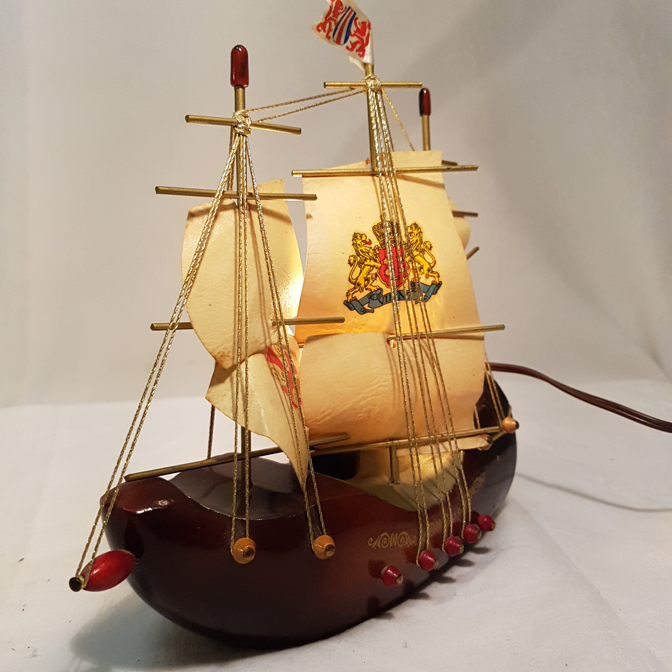 Voir photo 3 de Veilleuse bateau trois mâts Veilleuse bateau trois mâts Bon état reconditionné photo 3