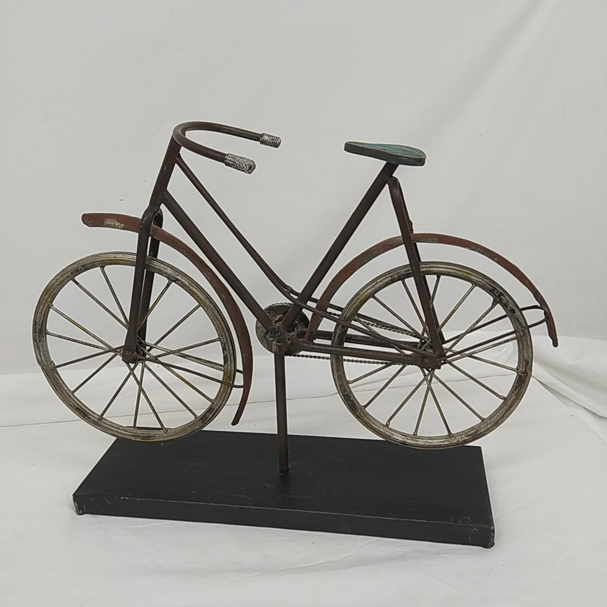 Vélo de déco en métal recyclé Bon état - 15,00 € Vélo de déco en métal recyclé Bon état reconditionné disponible sur Label Emmaüs