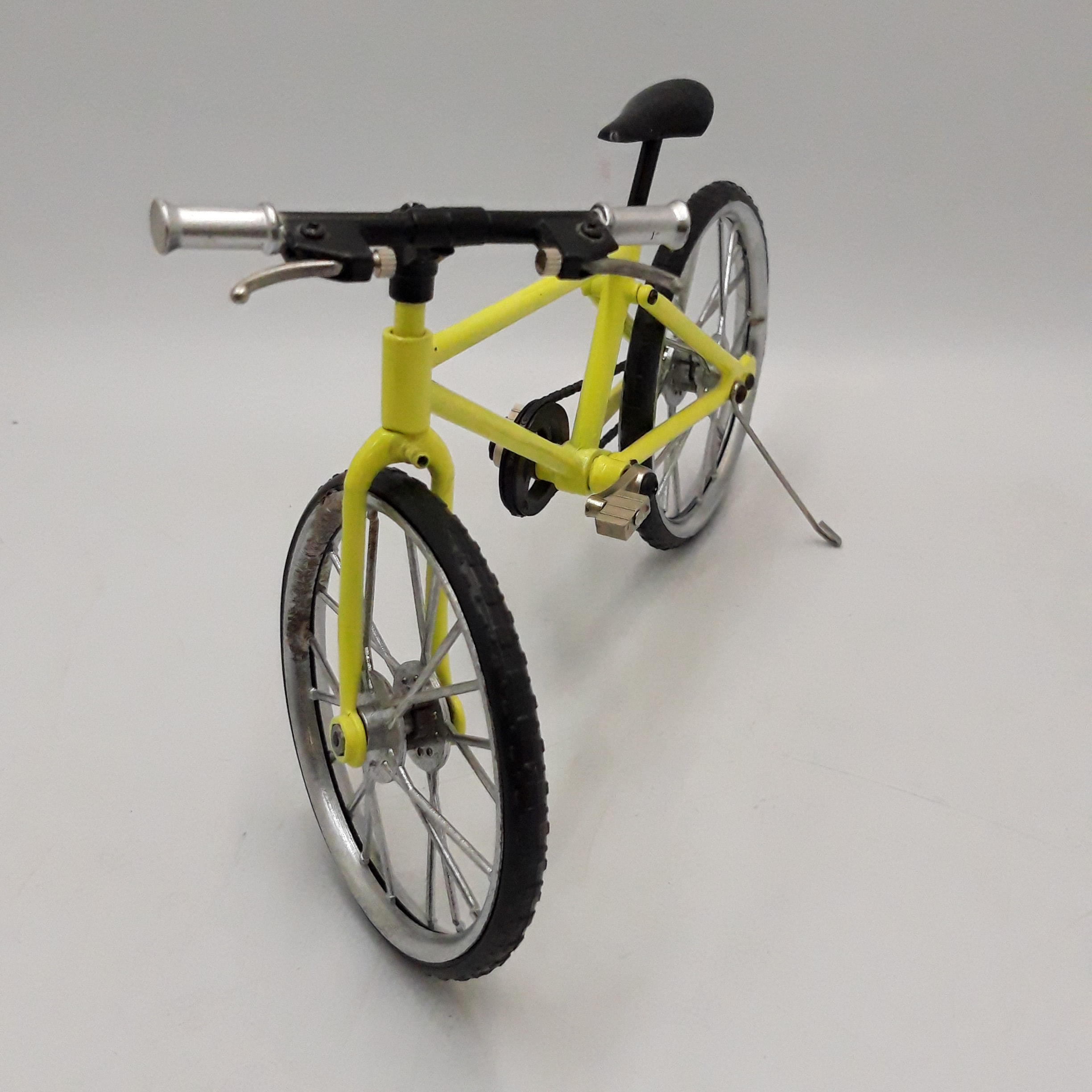 Voir photo 2 de Vélo miniature de type ’’ VTT ’’ modèle artisanal en acier de couleur jaune. Vélo miniature de type ’’ VTT ’’ modèle artisanal en acier de couleur jaune. Très bon état reconditionné photo 2