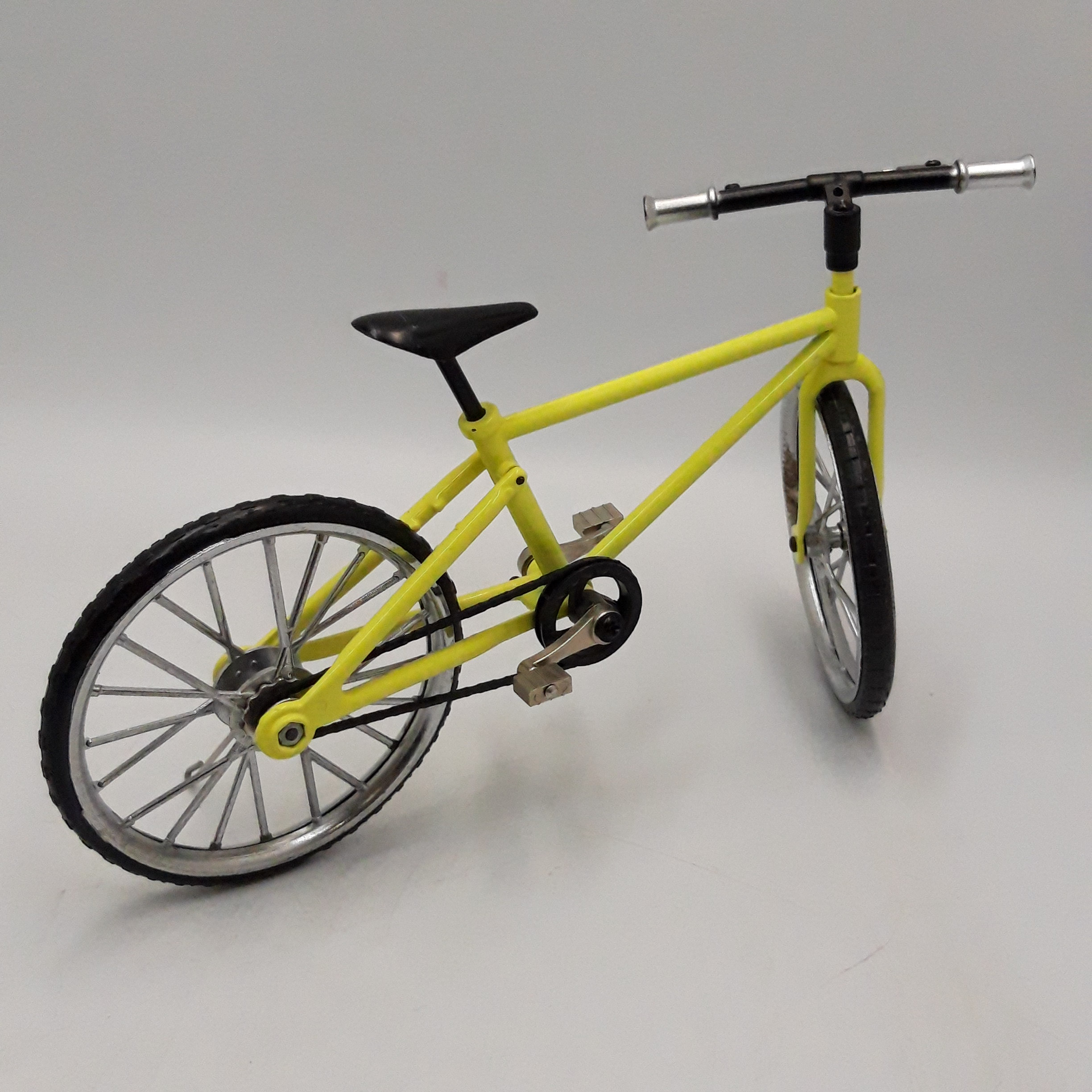 Voir photo 3 de Vélo miniature de type ’’ VTT ’’ modèle artisanal en acier de couleur jaune. Vélo miniature de type ’’ VTT ’’ modèle artisanal en acier de couleur jaune. Très bon état reconditionné photo 3