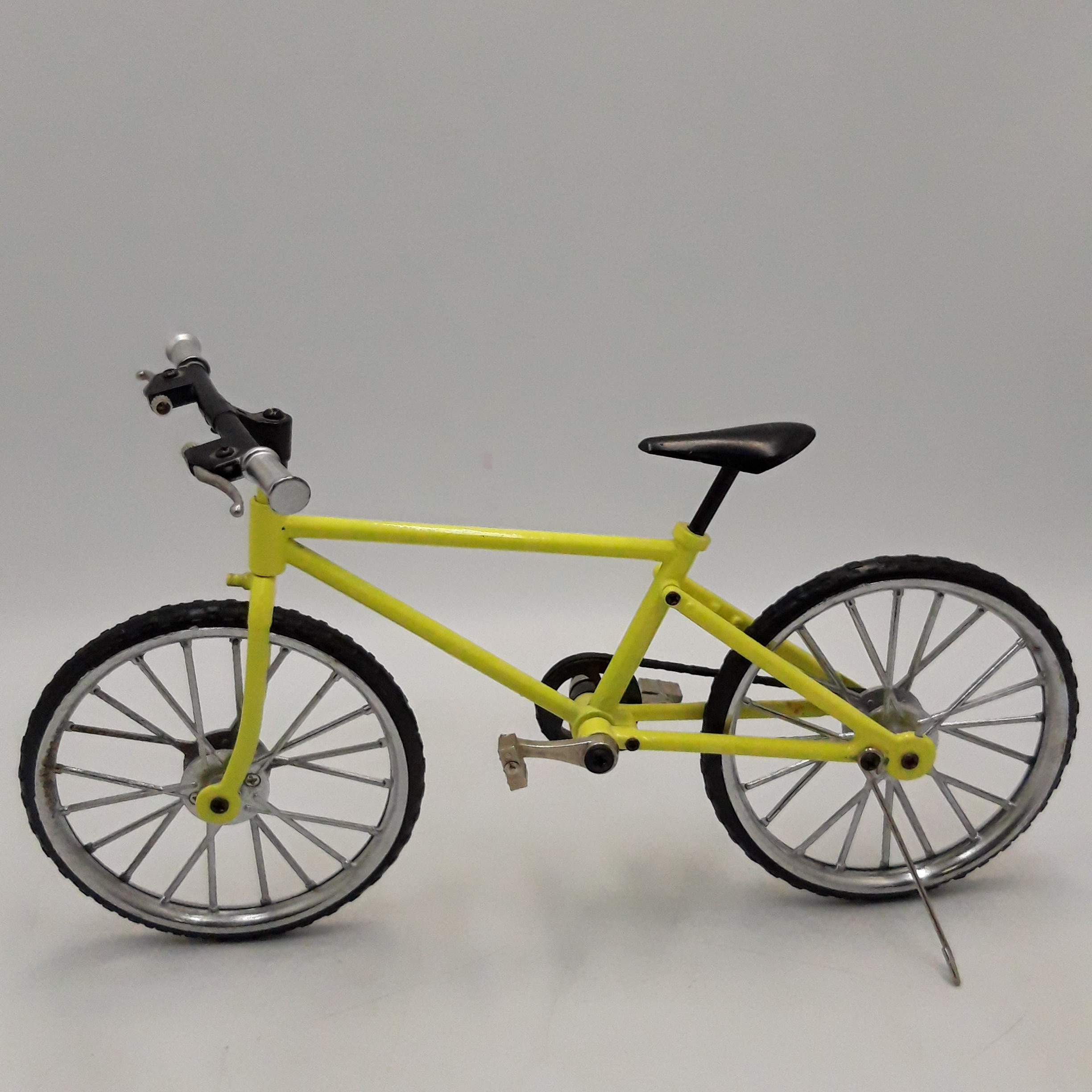 Voir photo 4 de Vélo miniature de type ’’ VTT ’’ modèle artisanal en acier de couleur jaune. Vélo miniature de type ’’ VTT ’’ modèle artisanal en acier de couleur jaune. Très bon état reconditionné photo 4