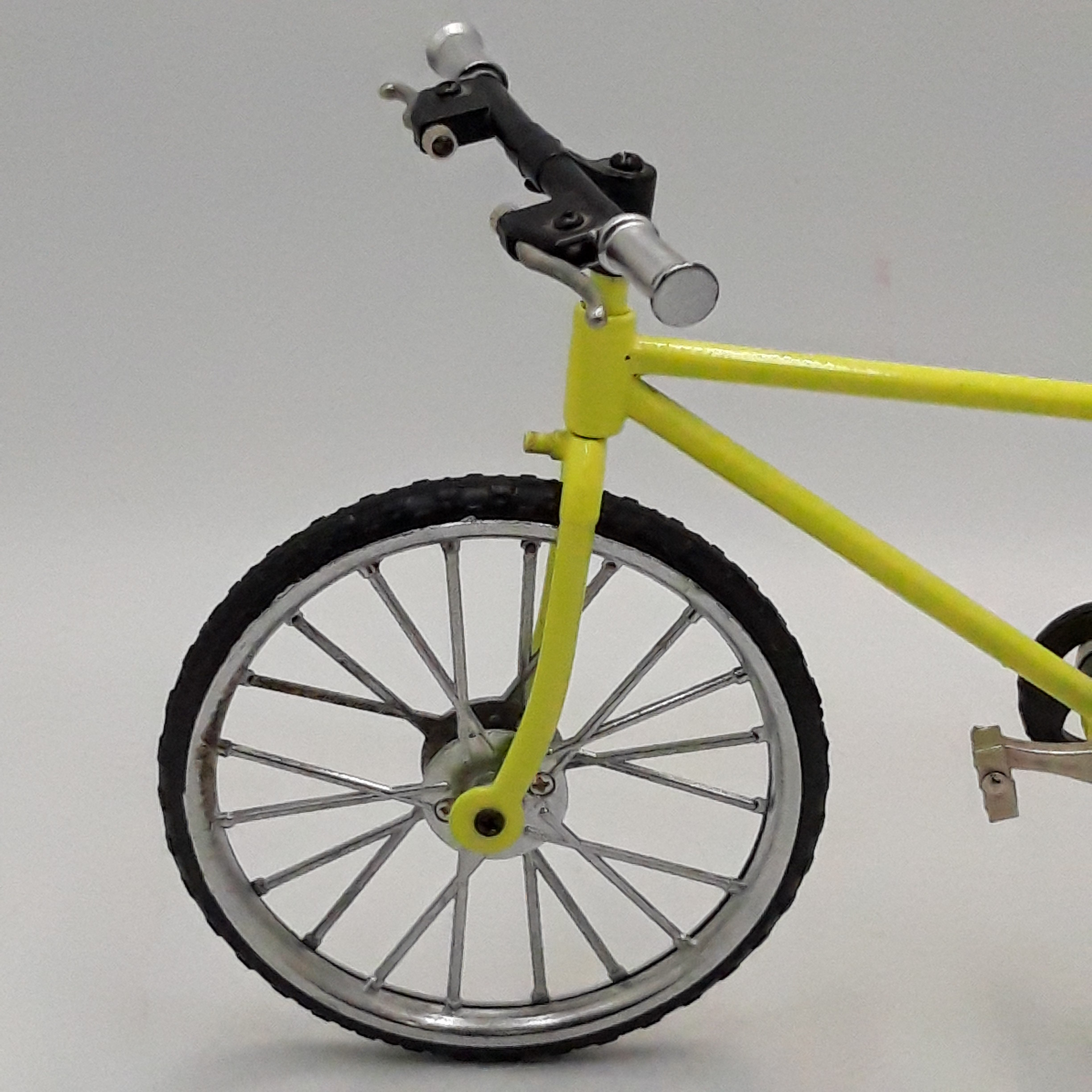 Voir photo 5 de Vélo miniature de type ’’ VTT ’’ modèle artisanal en acier de couleur jaune. Vélo miniature de type ’’ VTT ’’ modèle artisanal en acier de couleur jaune. Très bon état reconditionné photo 5
