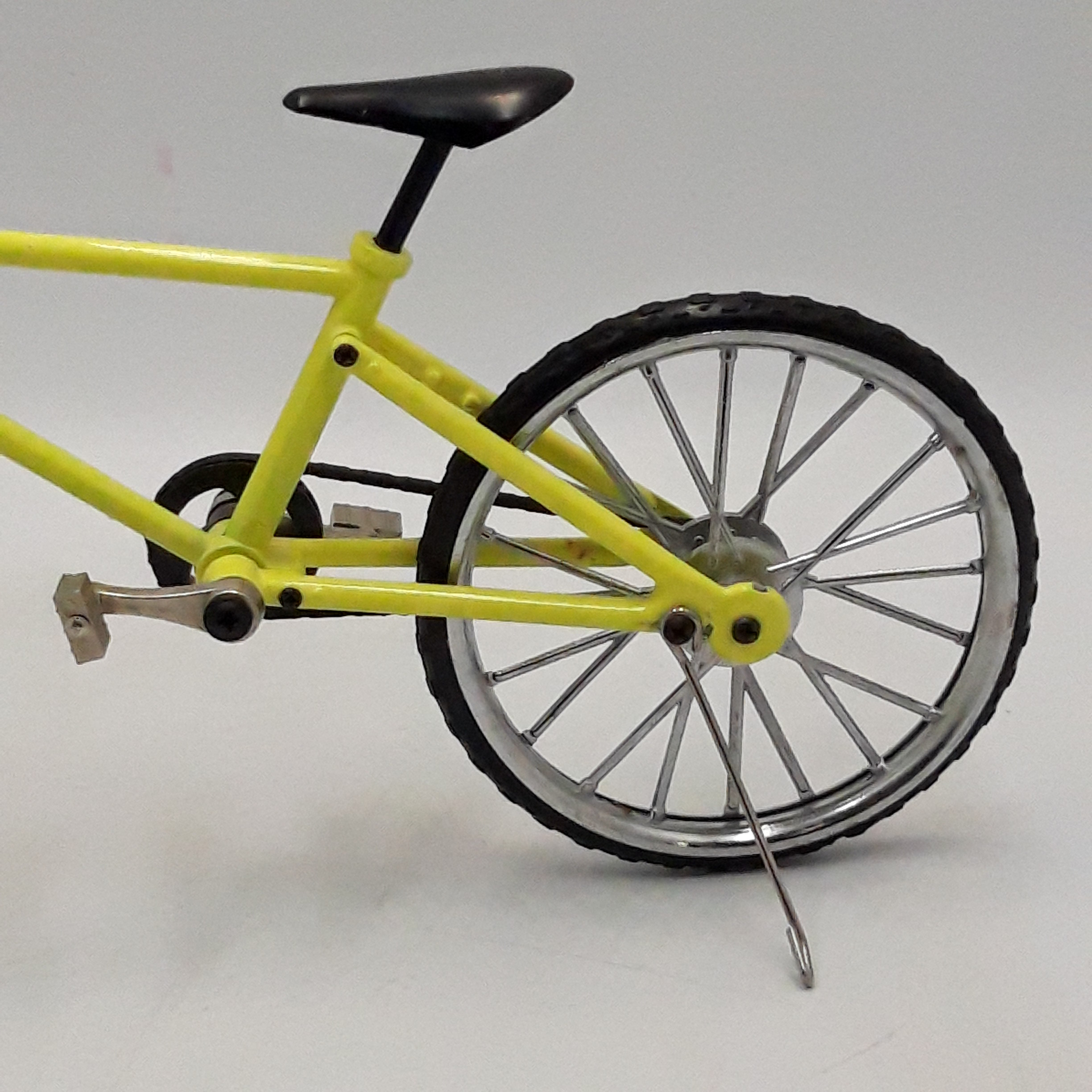 Voir photo 6 de Vélo miniature de type ’’ VTT ’’ modèle artisanal en acier de couleur jaune. Vélo miniature de type ’’ VTT ’’ modèle artisanal en acier de couleur jaune. Très bon état reconditionné photo 6