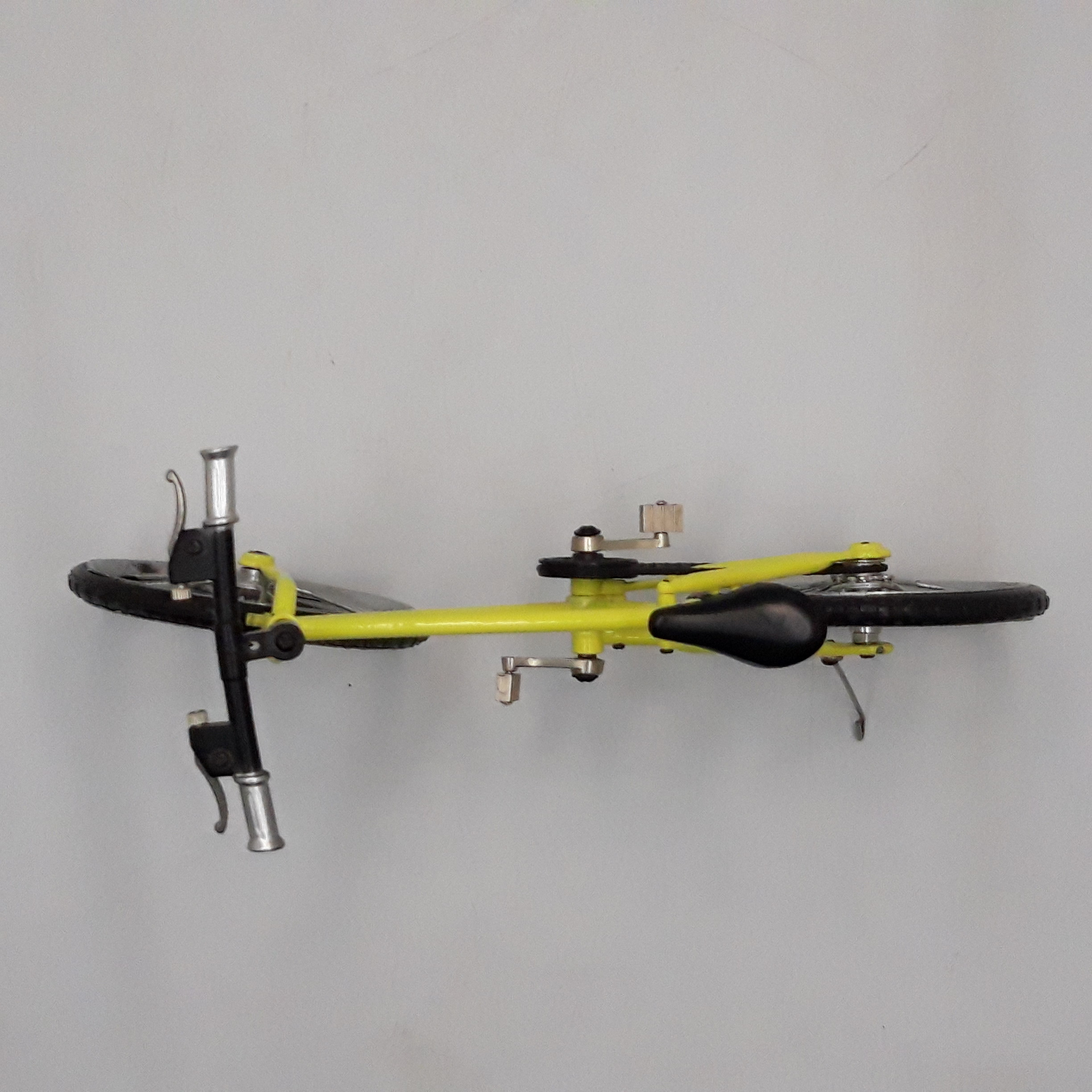 Voir photo 7 de Vélo miniature de type ’’ VTT ’’ modèle artisanal en acier de couleur jaune. Vélo miniature de type ’’ VTT ’’ modèle artisanal en acier de couleur jaune. Très bon état reconditionné photo 7