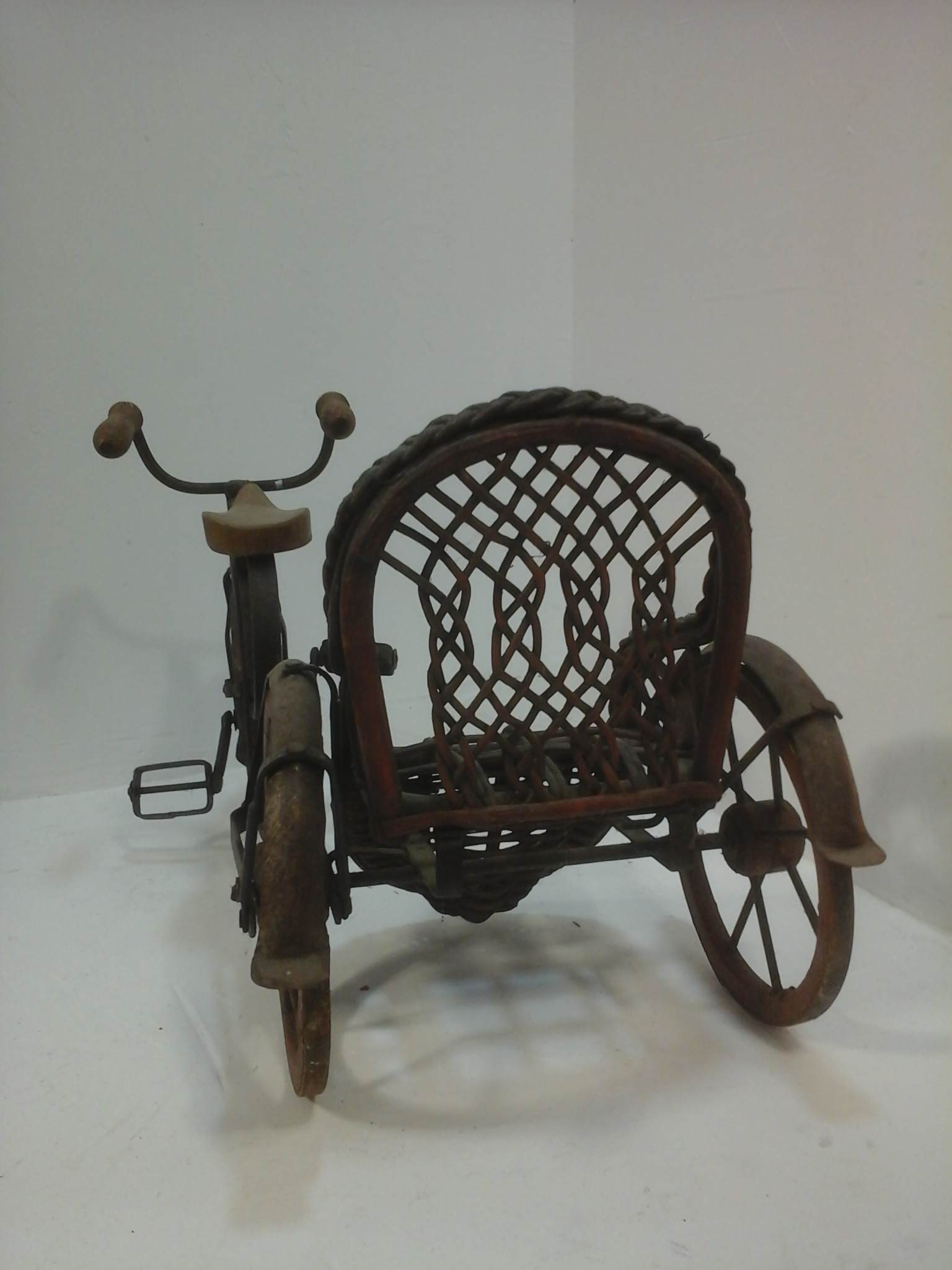 Voir photo 3 de Vélo miniature poupée vintage 2 places siège rotin Vélo miniature poupée vintage 2 places siège rotin État correct reconditionné photo 3
