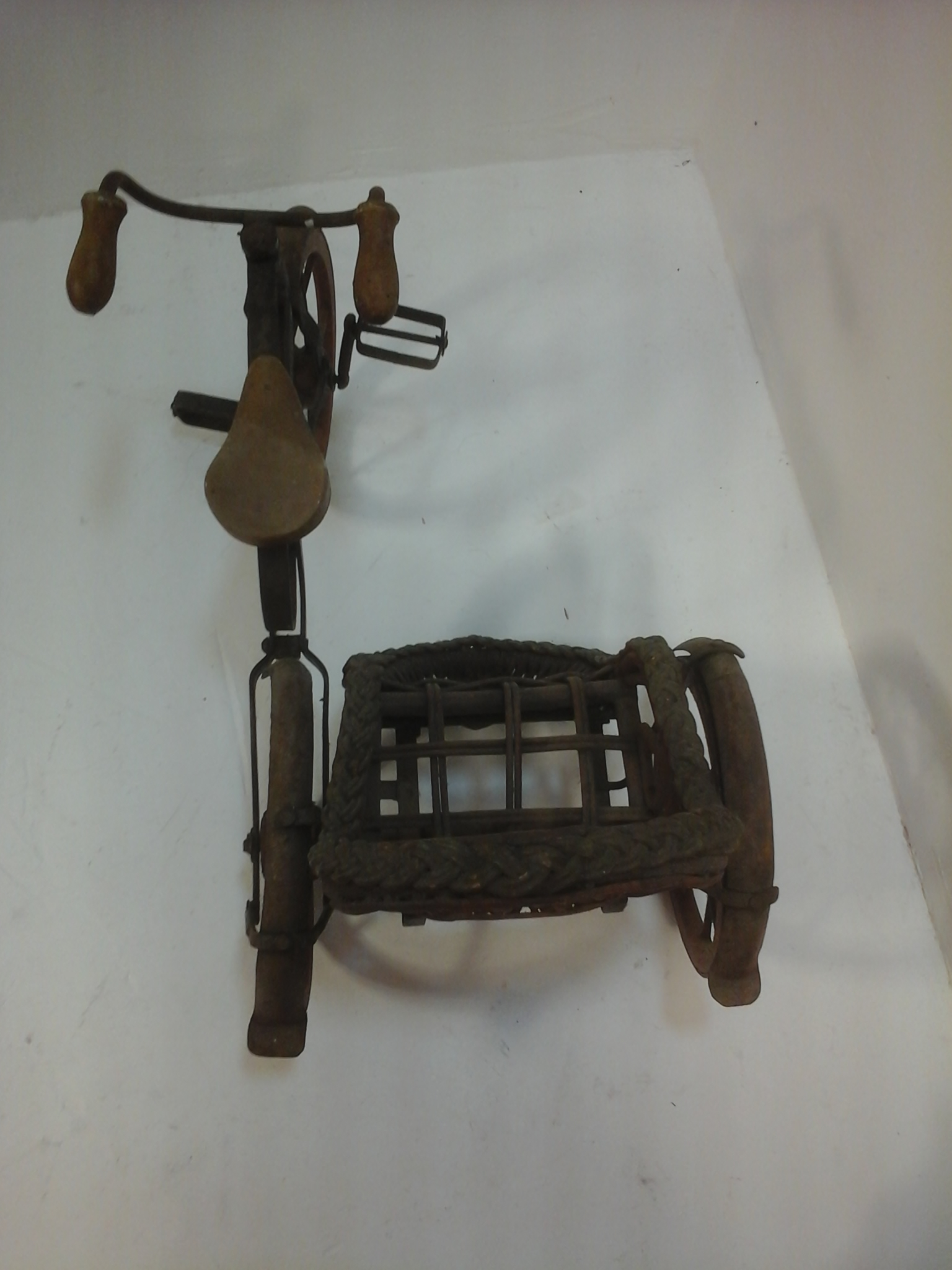 Voir photo 4 de Vélo miniature poupée vintage 2 places siège rotin Vélo miniature poupée vintage 2 places siège rotin État correct reconditionné photo 4