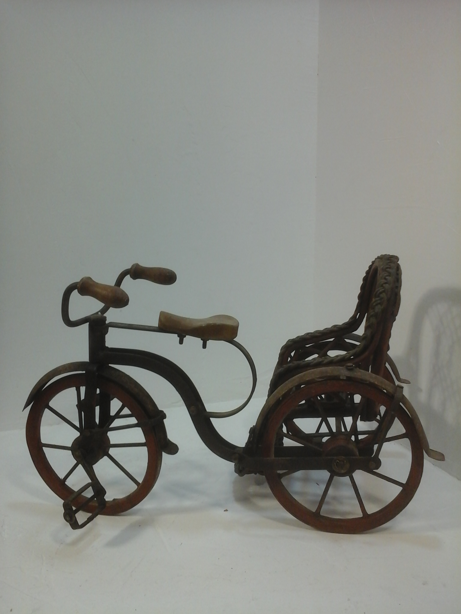 Voir photo 5 de Vélo miniature poupée vintage 2 places siège rotin Vélo miniature poupée vintage 2 places siège rotin État correct reconditionné photo 5