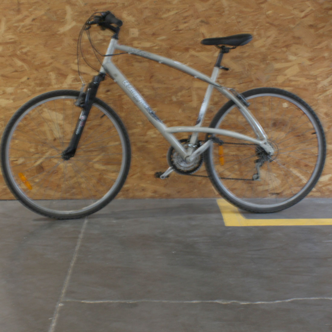 Voir photo 2 de Vélo VTC Decathlon Trail Triban 3 Vélo VTC Decathlon Trail Triban 3 État correct reconditionné photo 2