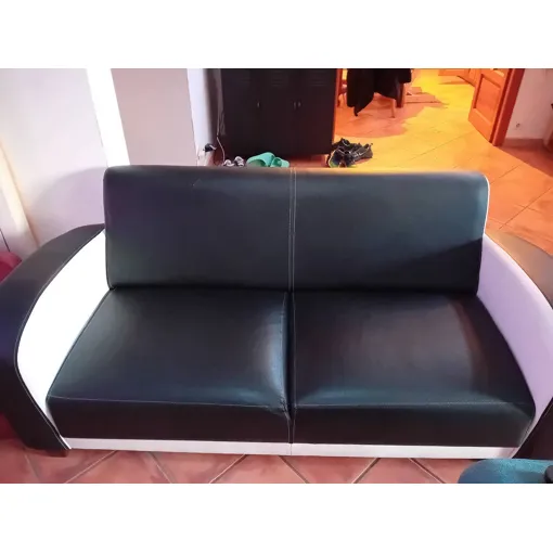 Vend 180 euros canapé 3 places avec son fauteuil, matière sky , noir et blanc , bon état général, acheté 800 euros à but Bon état reconditionné disponible sur Rakuten