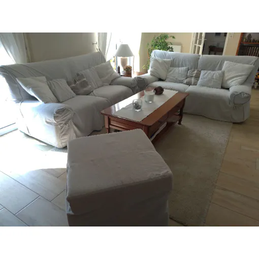Vend deux canapés cuir coloris vert et une chauffeuse avec housses coloris beige Bon état reconditionné disponible sur Rakuten