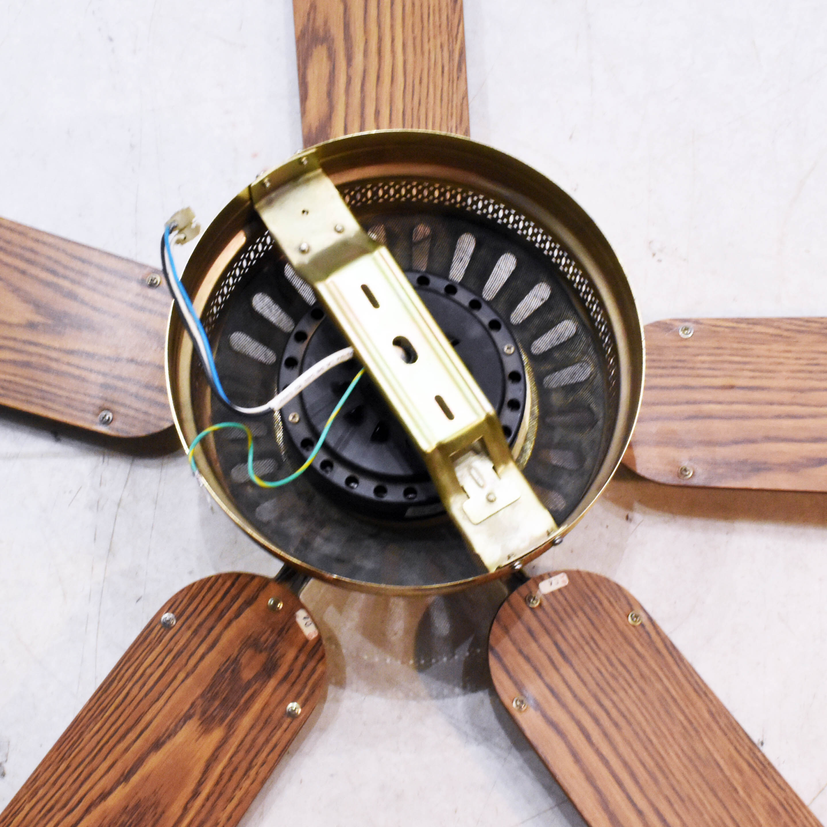 Voir photo 10 de Ventilateur de Plafond - Style Colonial - Métal Doré Rotin Canné & Contreplaqué Ventilateur de Plafond - Style Colonial - Métal Doré Rotin Canné & Contreplaqué Bon état reconditionné photo 10