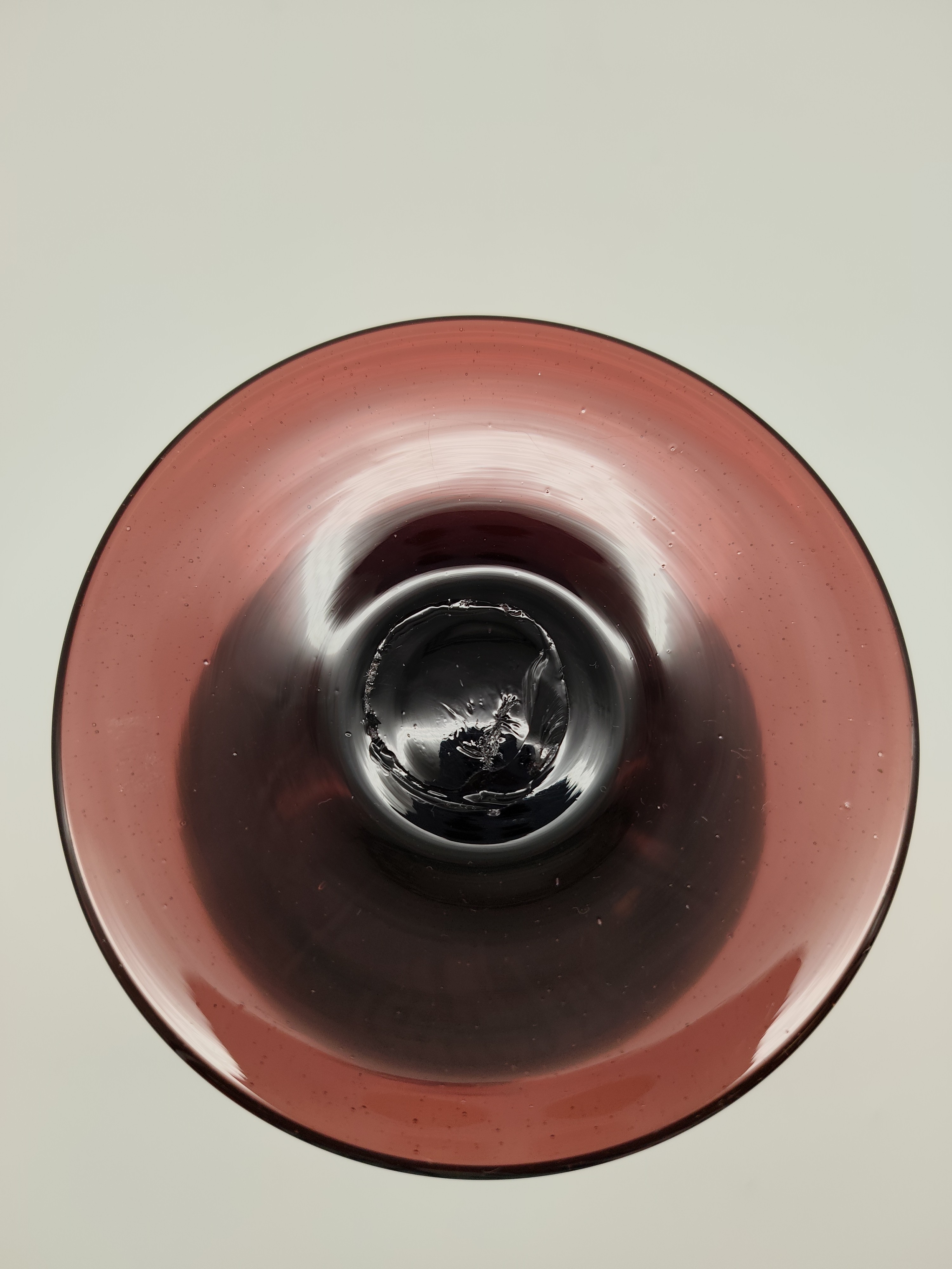 Voir photo 10 de Verre à pied artisanal en verre soufflé bullé améthyste Verre à pied artisanal en verre soufflé bullé améthyste Très bon état reconditionné photo 10