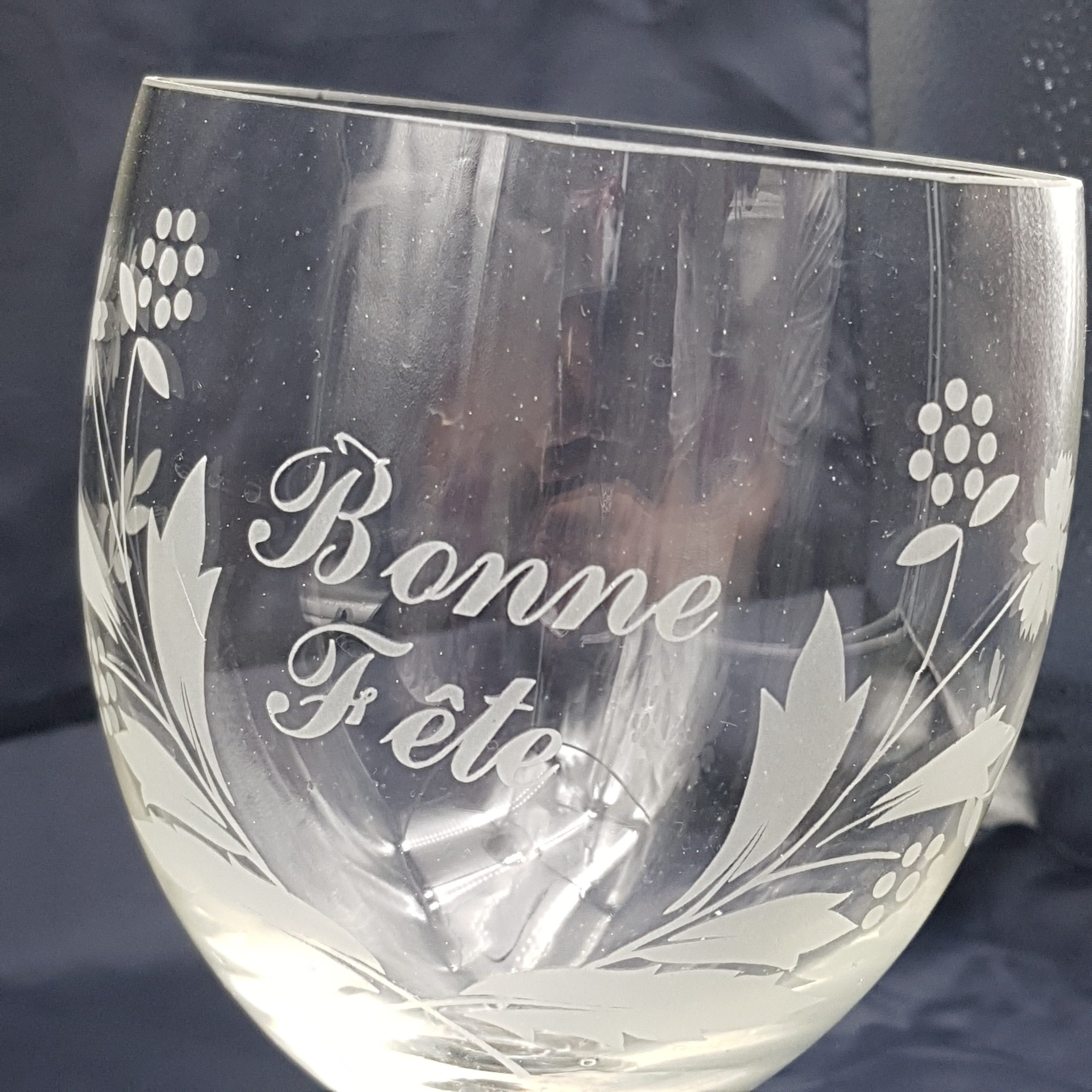 Voir photo 2 de Verre "Bonne fête" en cristal avec joli motif floral Verre "Bonne fête" en cristal avec joli motif floral Bon état reconditionné photo 2