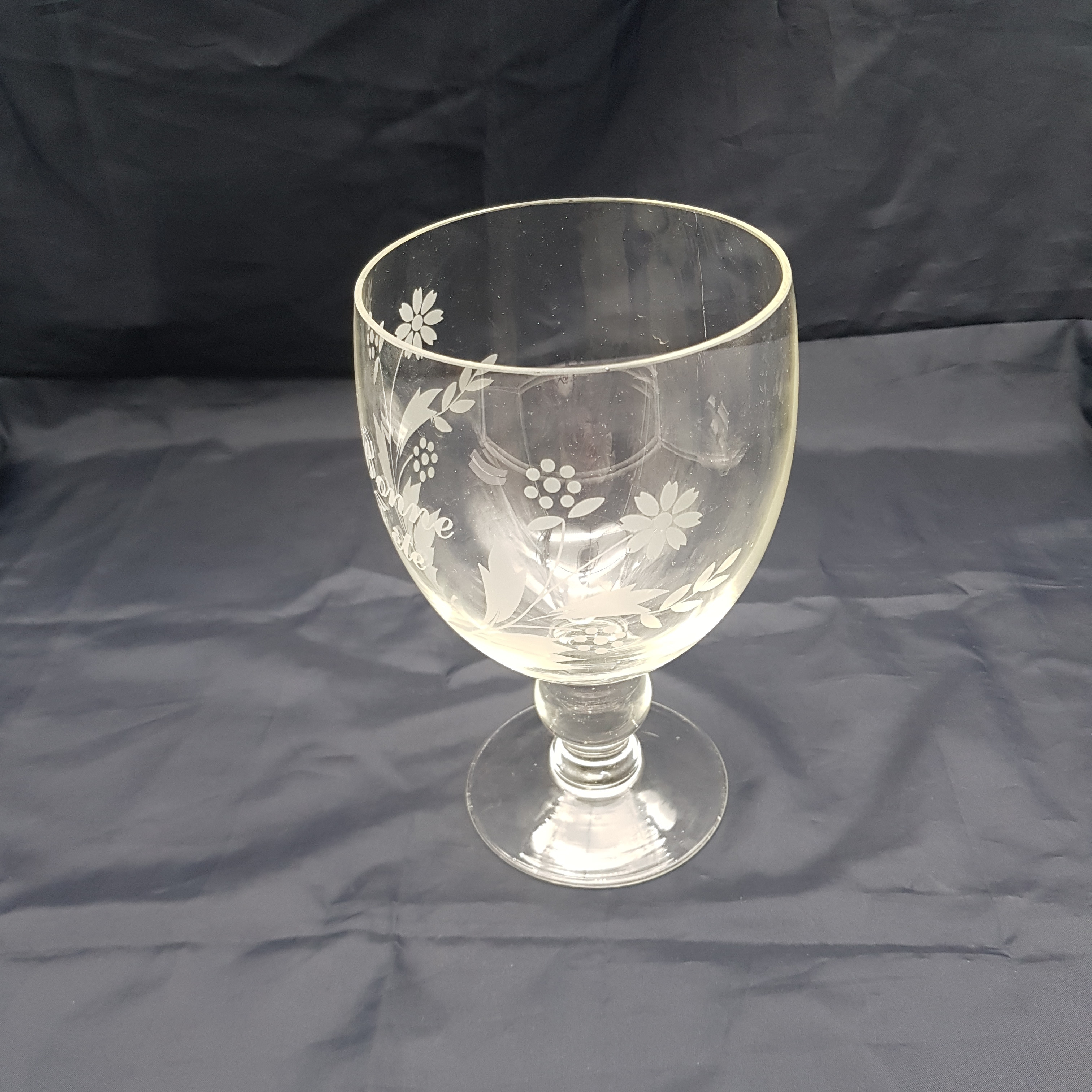 Voir photo 3 de Verre "Bonne fête" en cristal avec joli motif floral Verre "Bonne fête" en cristal avec joli motif floral Bon état reconditionné photo 3