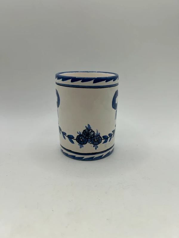 Voir photo 3 de Verre gobelet en faïence peinte main bleu blanc décor nœud floral artisanal vintage Verre gobelet en faïence peinte main bleu blanc décor nœud floral artisanal vintage Très bon état reconditionné photo 3