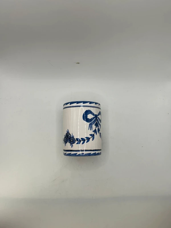 Voir photo 4 de Verre gobelet en faïence peinte main bleu blanc décor nœud floral artisanal vintage Verre gobelet en faïence peinte main bleu blanc décor nœud floral artisanal vintage Très bon état reconditionné photo 4